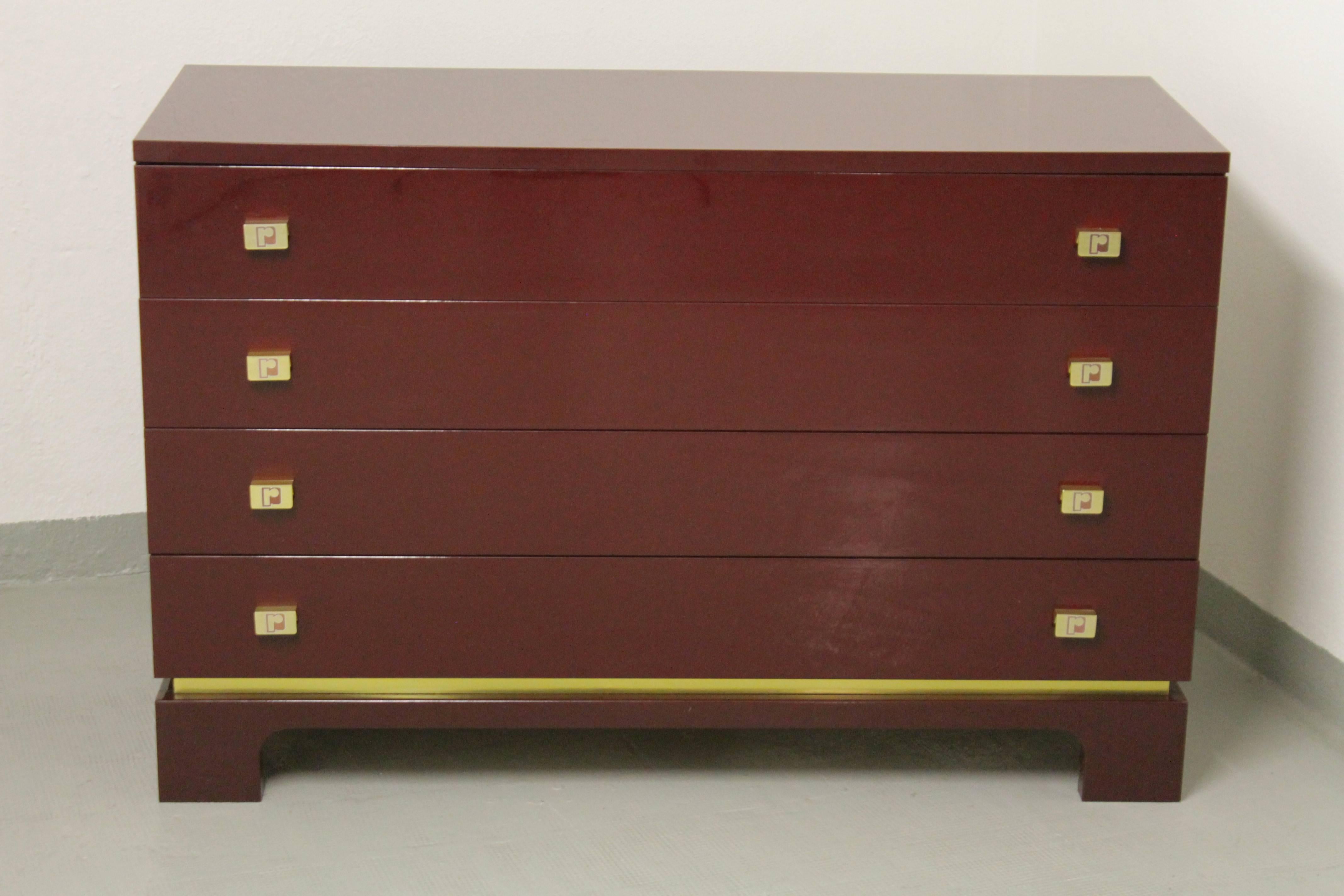 Commode en laiton et laqué bourgogne par Paco Rabanne, France, circa 1970.
Très bon état (veuillez vous excuser pour la qualité des photos)
Toutes les réflexions sur la laque sont dues à la pièce.
 
 