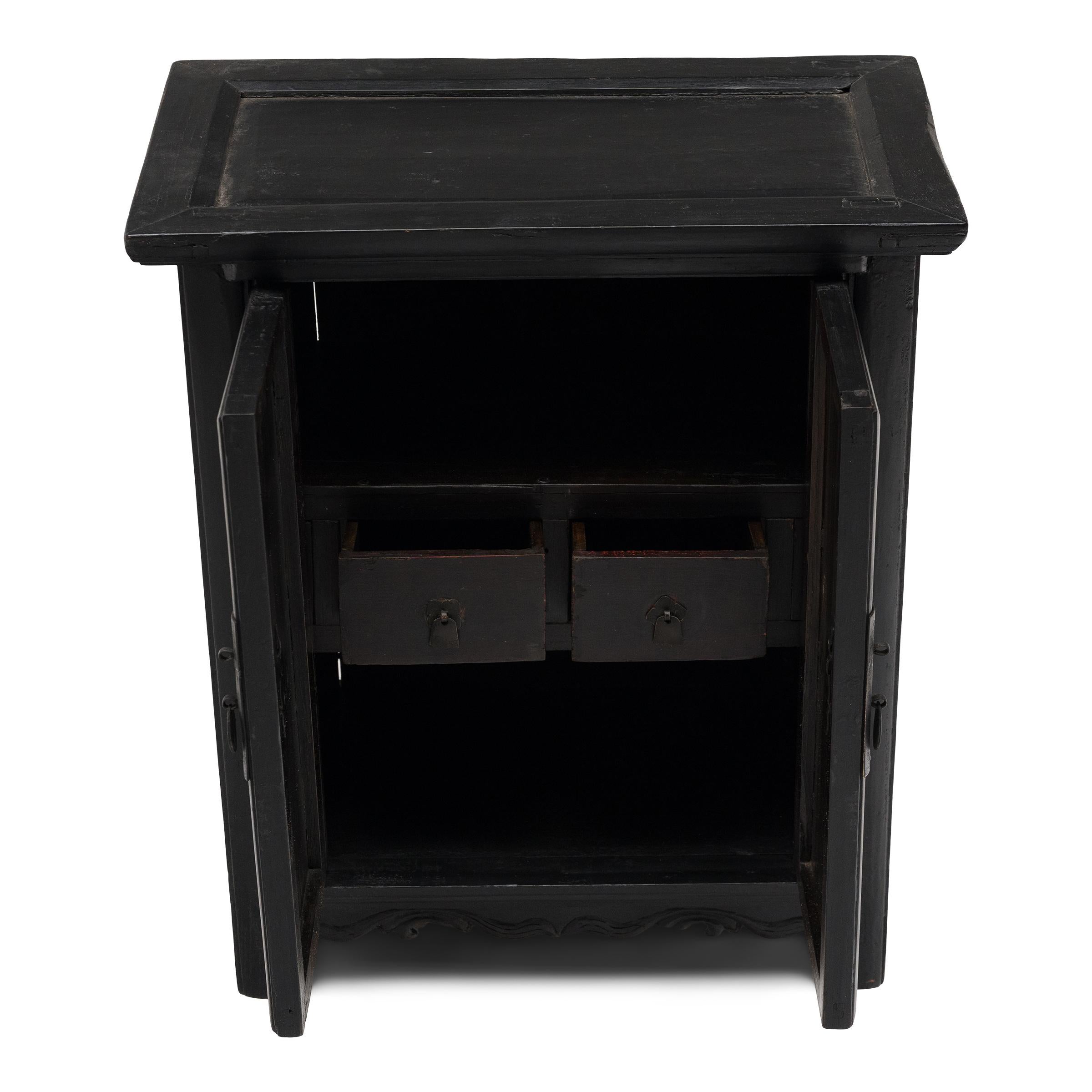 Armario Chino Lacado con Cerradura, c. 1850 Qing en venta