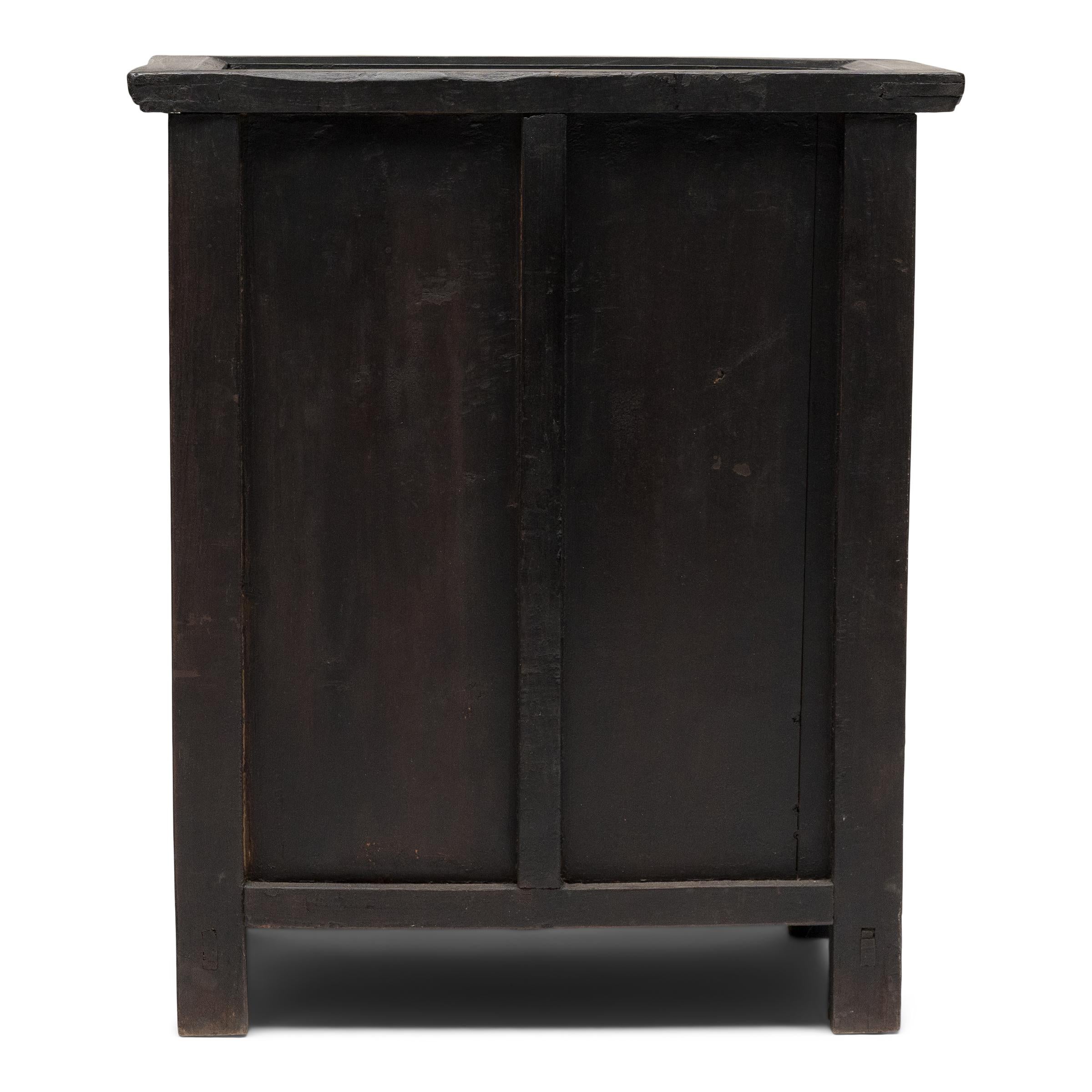 Armario Chino Lacado con Cerradura, c. 1850 en Bueno estado para la venta en Chicago, IL