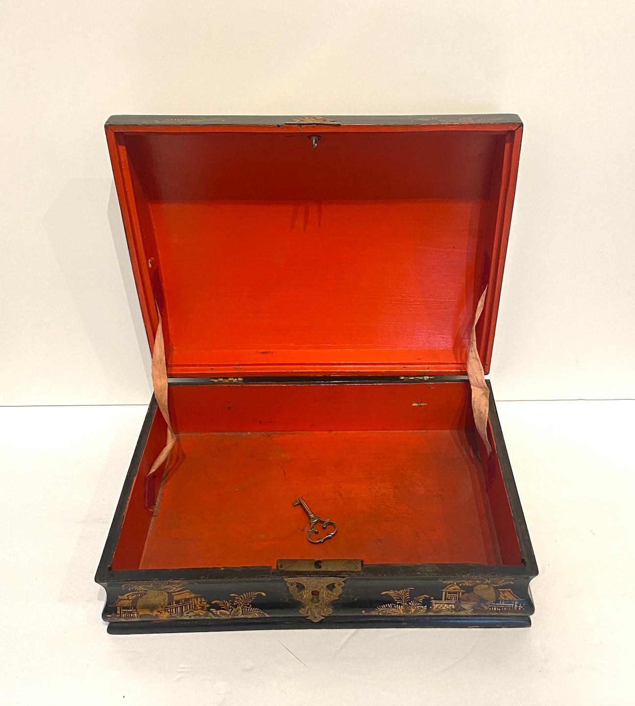 Lacquered Chinoiserie Wig Box In Good Condition For Sale In Newport Beach, CA