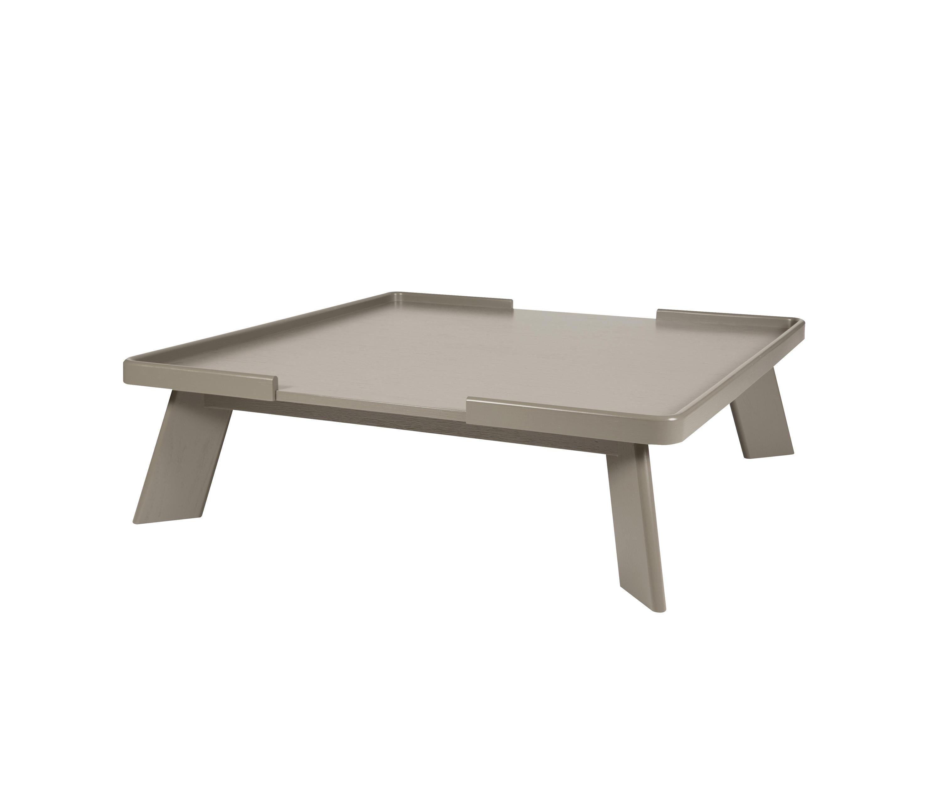 The lacquered low table features a top with raised edges, available in both square and rectangular shapes, blending functionality with striking design elements. Its metallic base not only adds a touch of modernity but also ensures stability,