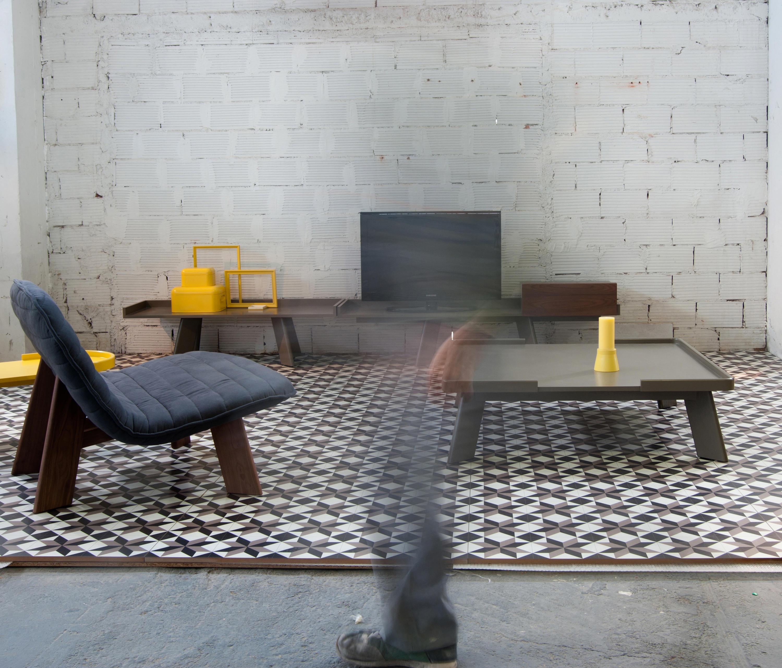 Modern Lacquered Coffee Table with Rectangular Top and Metallic Legs For Sale