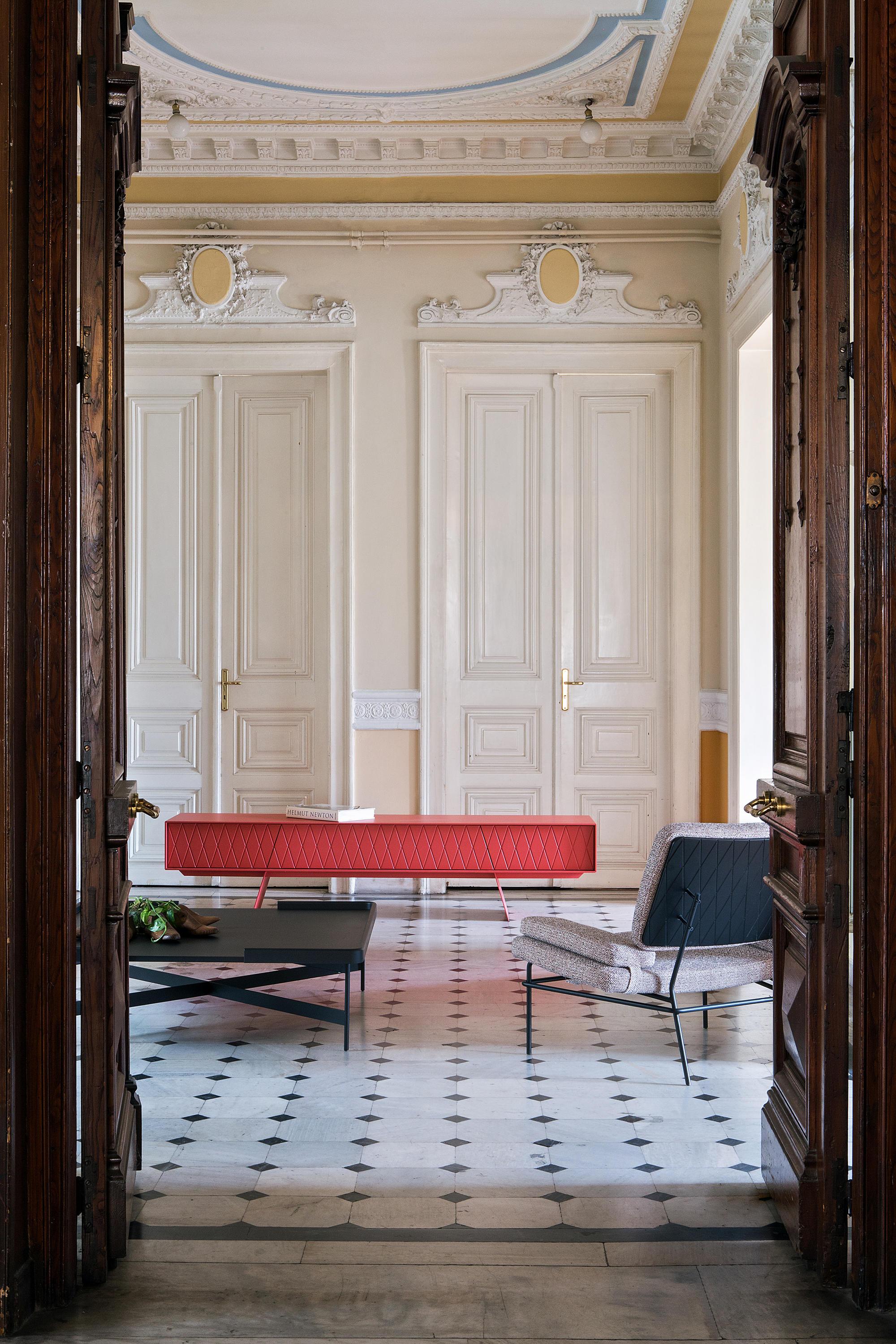 Lacquered Coffee Table with Rectangular Top and Metallic Legs In New Condition For Sale In NEW YORK, NY
