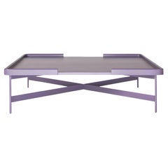 Table basse laquée avec plateau rectangulaire et pieds métalliques