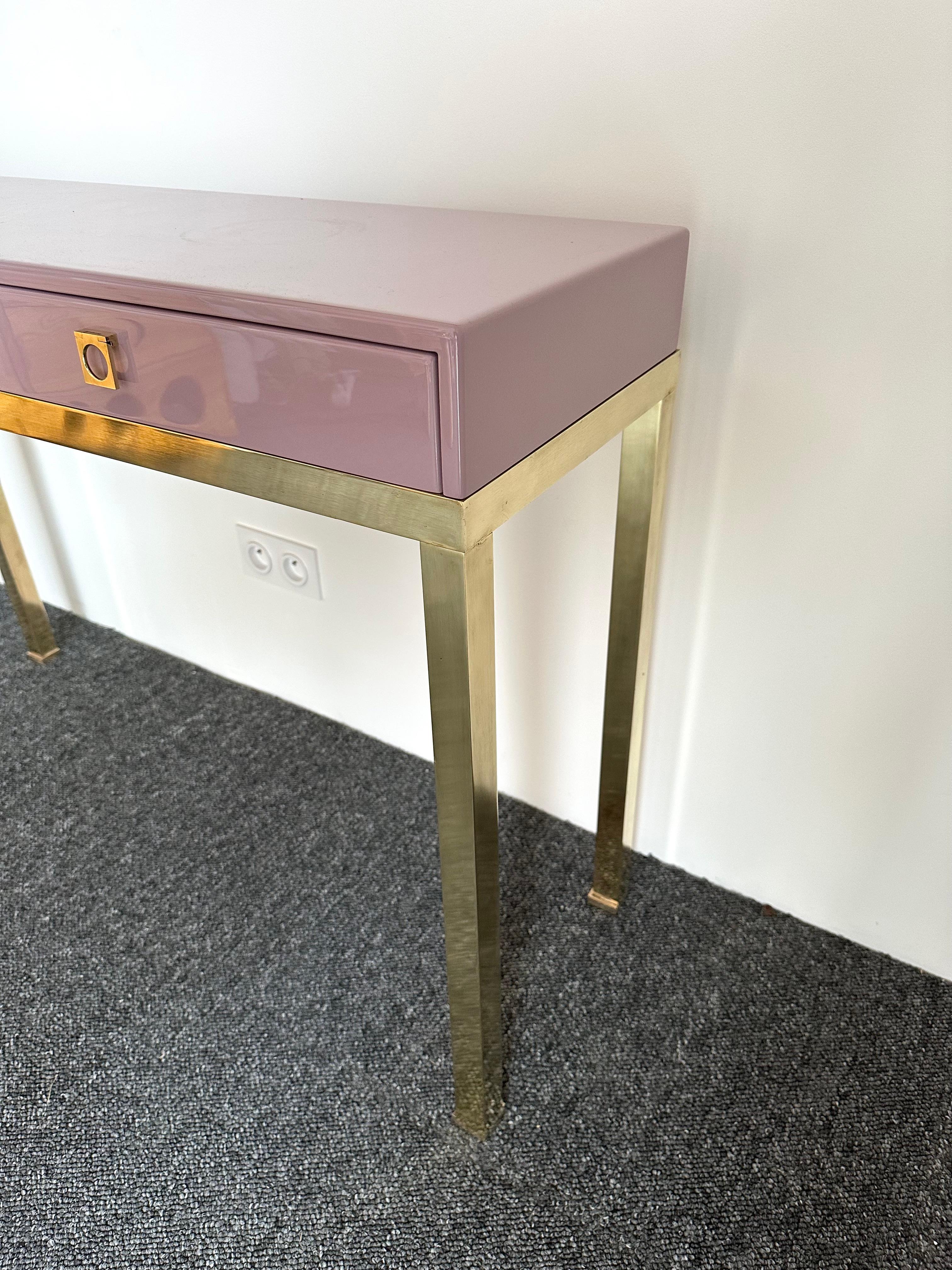 Mid-Century Modern Space Age Hollywood Regency parma light purple pink lacquered console table with wood interior, 2 drawers, brass feet and handle by the french designer Guy Lefevre. Famous manufacture like Maison Jansen, Mahey, Willy Rizzo, Mario