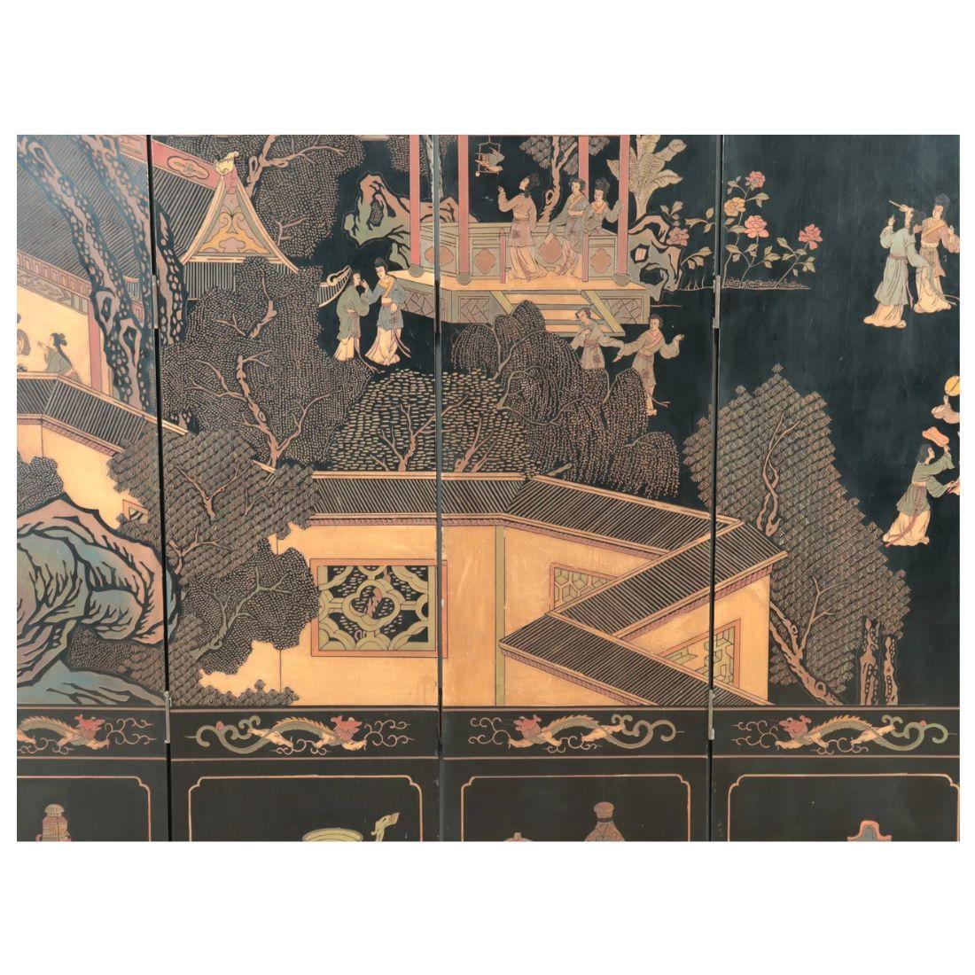 Questo paravento vintage a otto pannelli di coromandel mette in mostra l'arte senza tempo della lavorazione della lacca cinese. Il paravento è riccamente dettagliato con decorazioni intagliate e dipinte a mano su uno sfondo di lacca nera profonda,