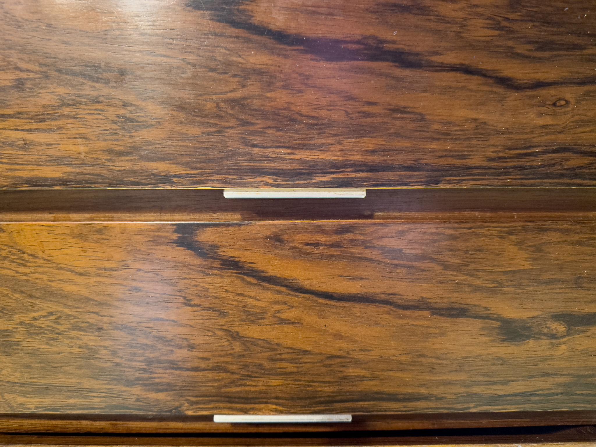 Dieser dänische Lackschreibtisch aus den 1960er Jahren ist ein beeindruckendes Beispiel für skandinavische Handwerkskunst aus der Mitte des Jahrhunderts, bei dessen Gestaltung sowohl Funktionalität als auch Eleganz im Vordergrund standen. Das reich