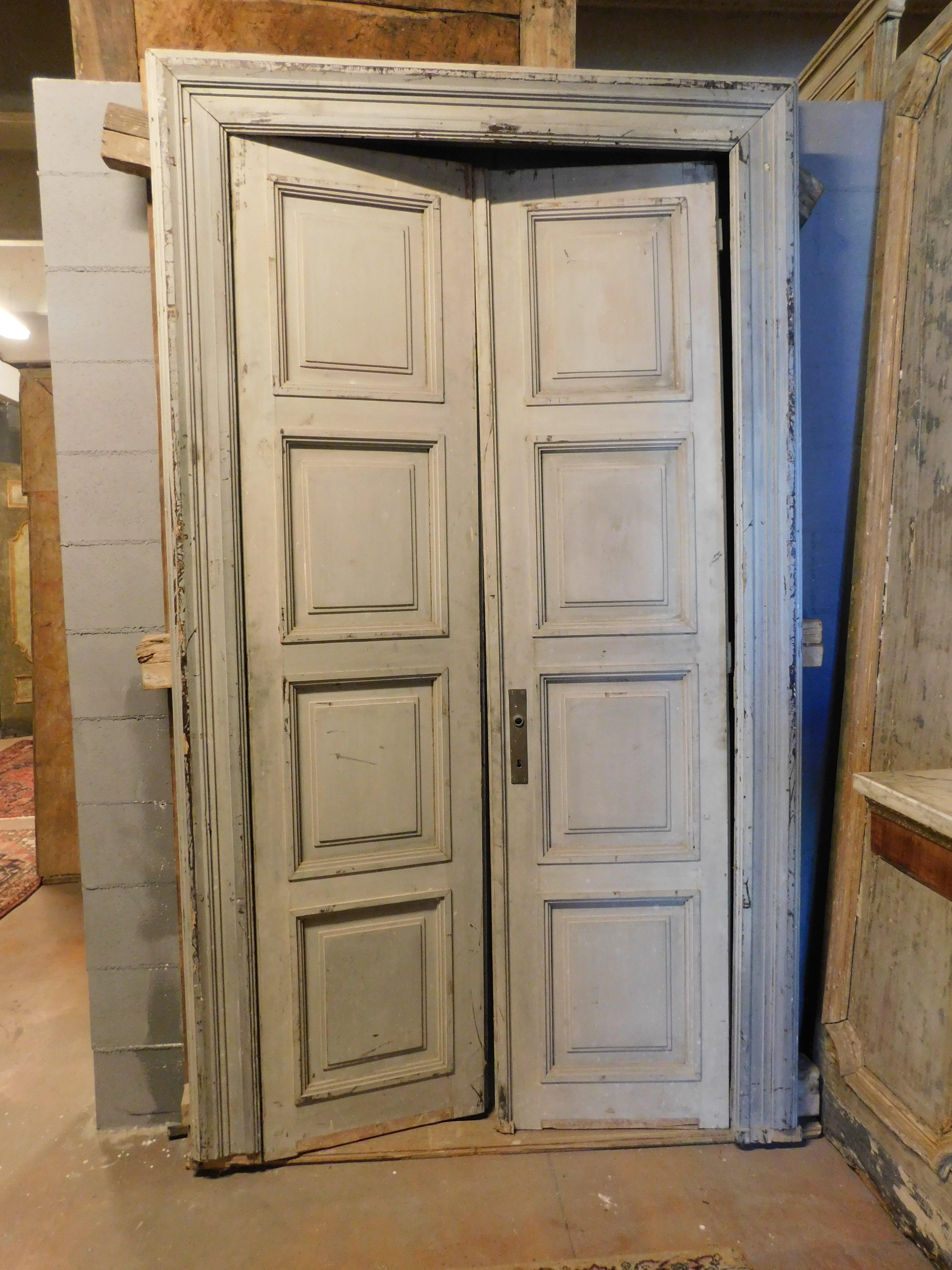 Lackierte Doppeltür und Rahmen, mit acht geschnitzten Paneelen, grau, Italien (Italienisch) im Angebot