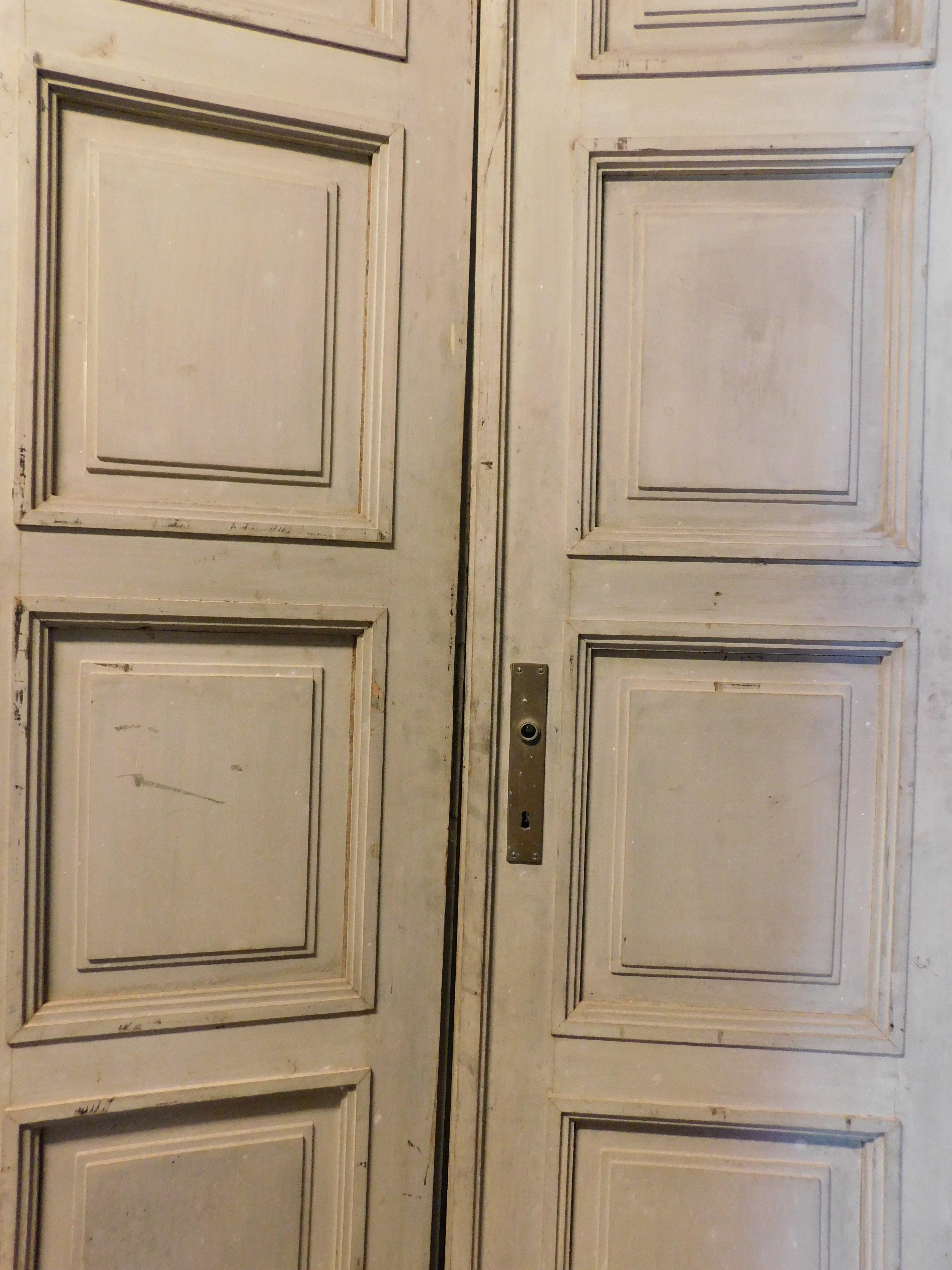 Lacquered double door and frame, with eight carved panels, grey, Italy In Good Condition For Sale In Cuneo, Italy (CN)