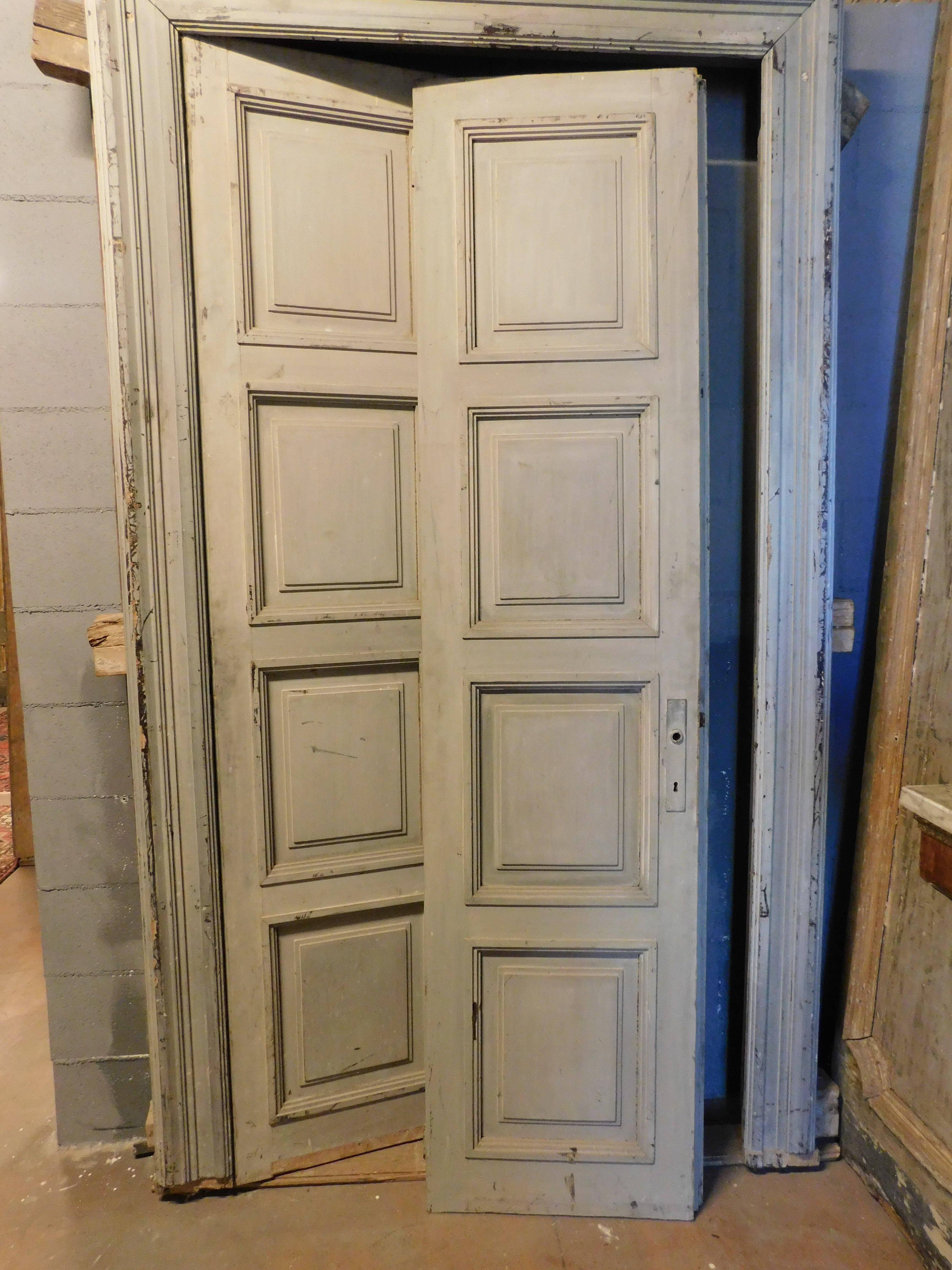 Lackierte Doppeltür und Rahmen, mit acht geschnitzten Paneelen, grau, Italien im Angebot 1