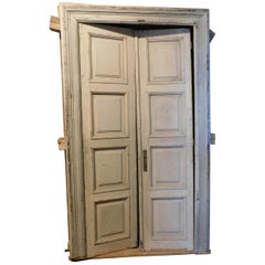 Puerta doble y marco lacados, con ocho paneles tallados, gris, Italia