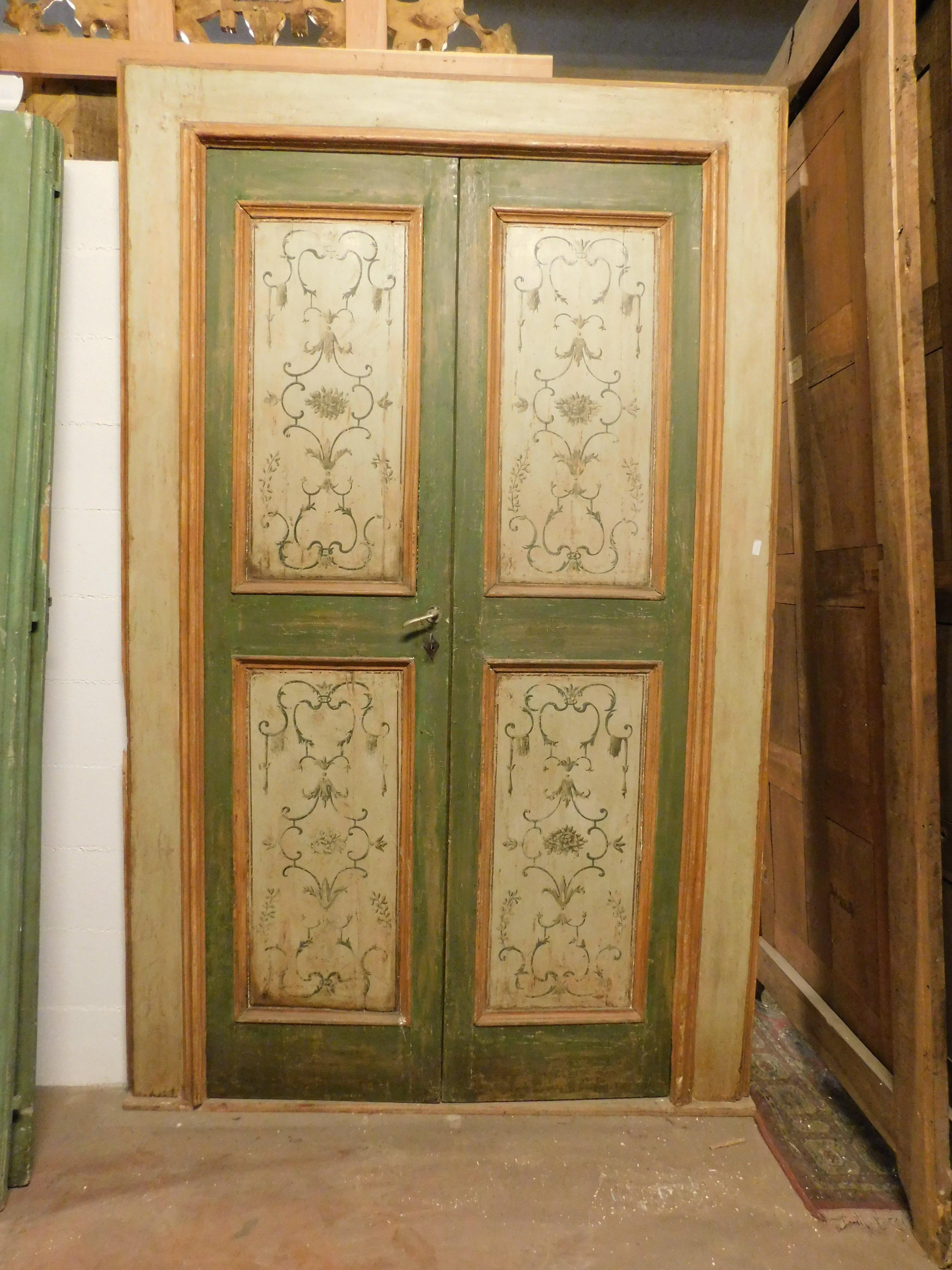 Porta interna antica, con due ante dipinte a mano con pannelli dipinti con decorazioni floreali, completa di cornice originale. Colori verde pastello, verde scuro e arancione. Ha un'apertura a spinta con una maniglia originale da revisionare.