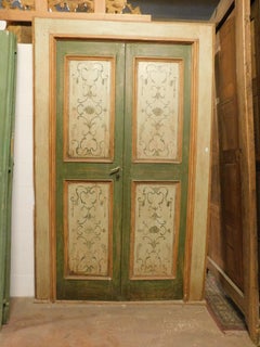 Porta a due ante laccata, con pannelli dipinti con decorazioni floreali, Italia
