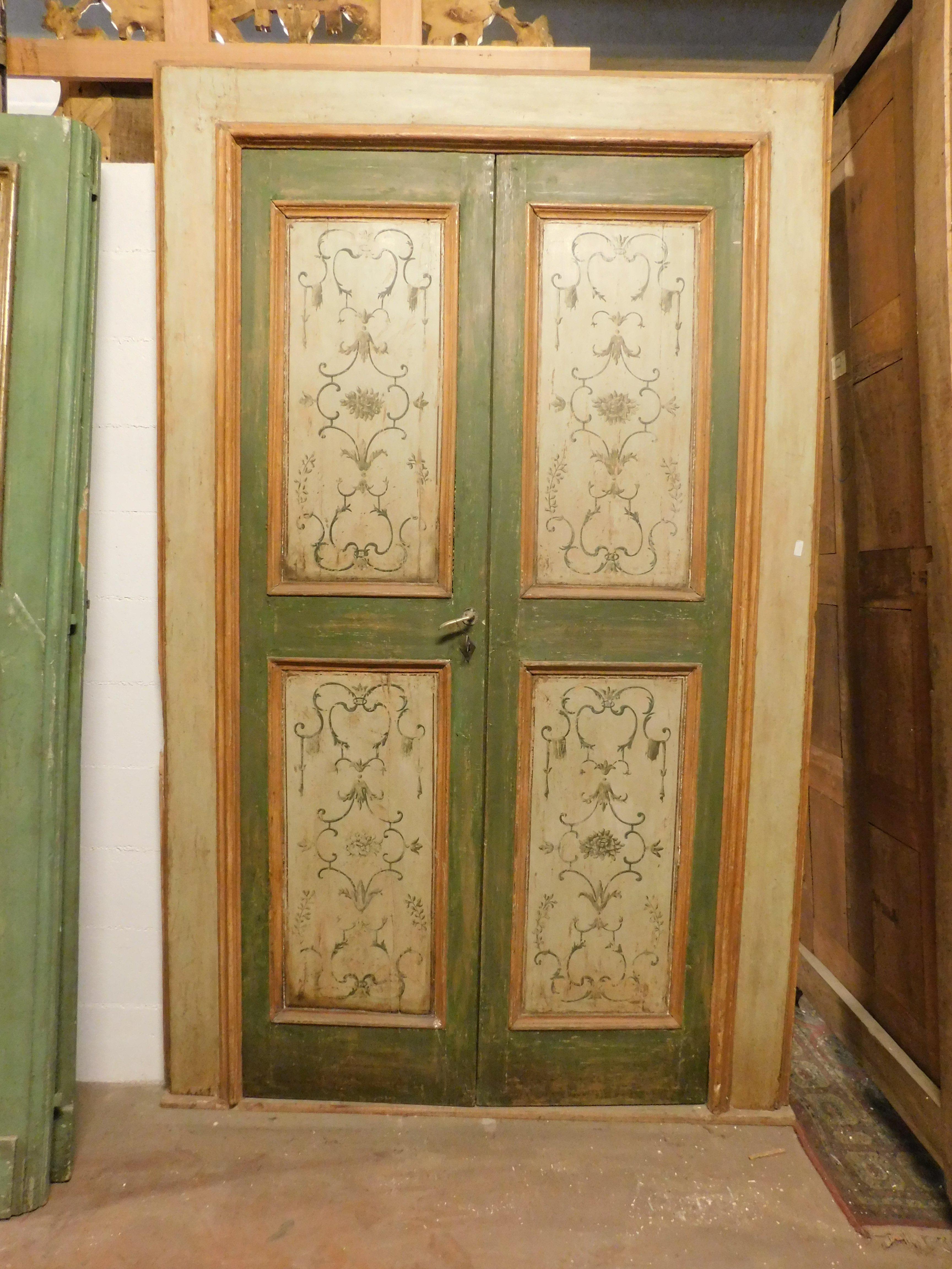 Italiano Porta a due ante laccata, con pannelli dipinti con decorazioni floreali, Italia in vendita