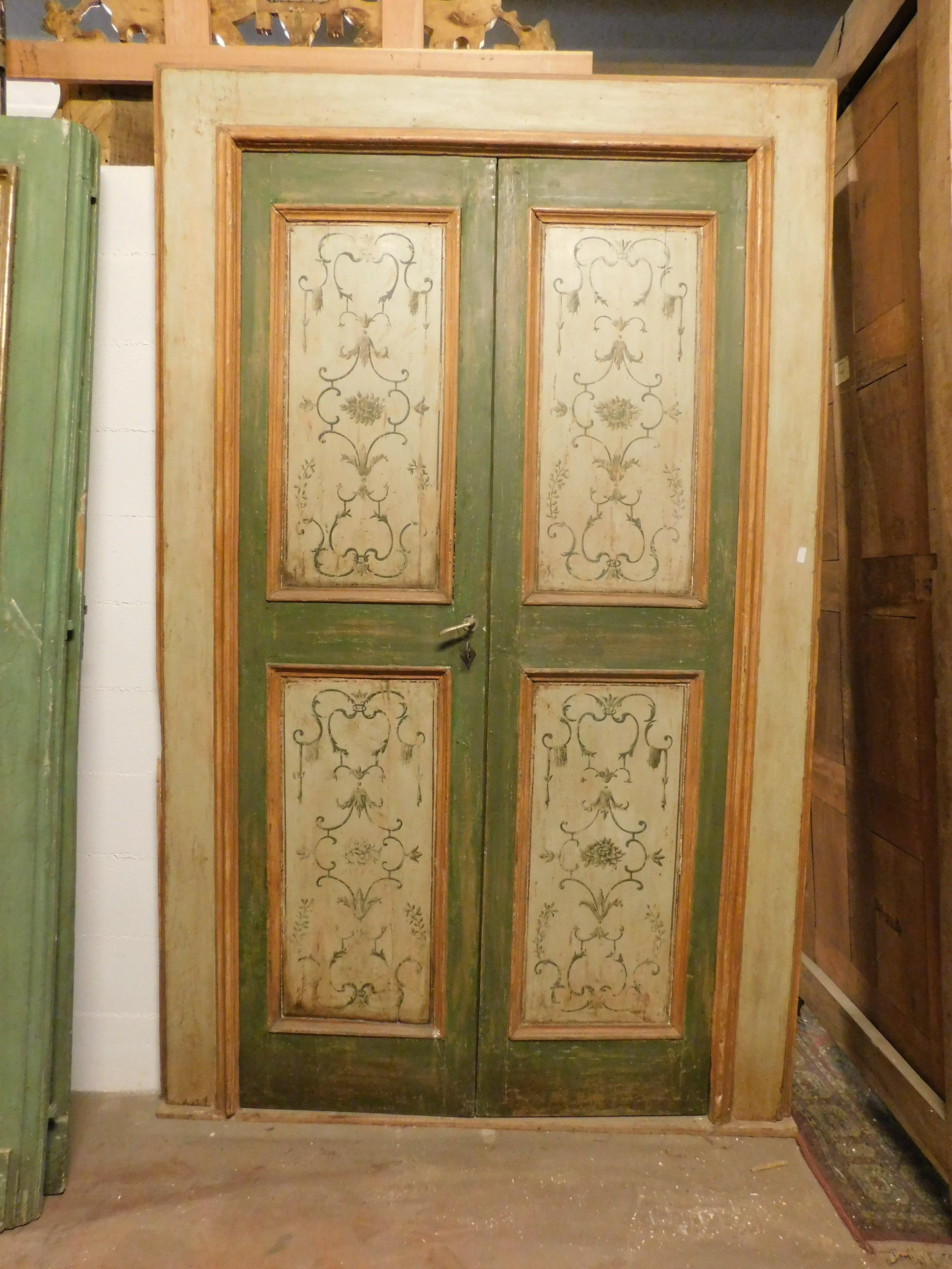 Dipinto a mano Porta a due ante laccata, con pannelli dipinti con decorazioni floreali, Italia in vendita