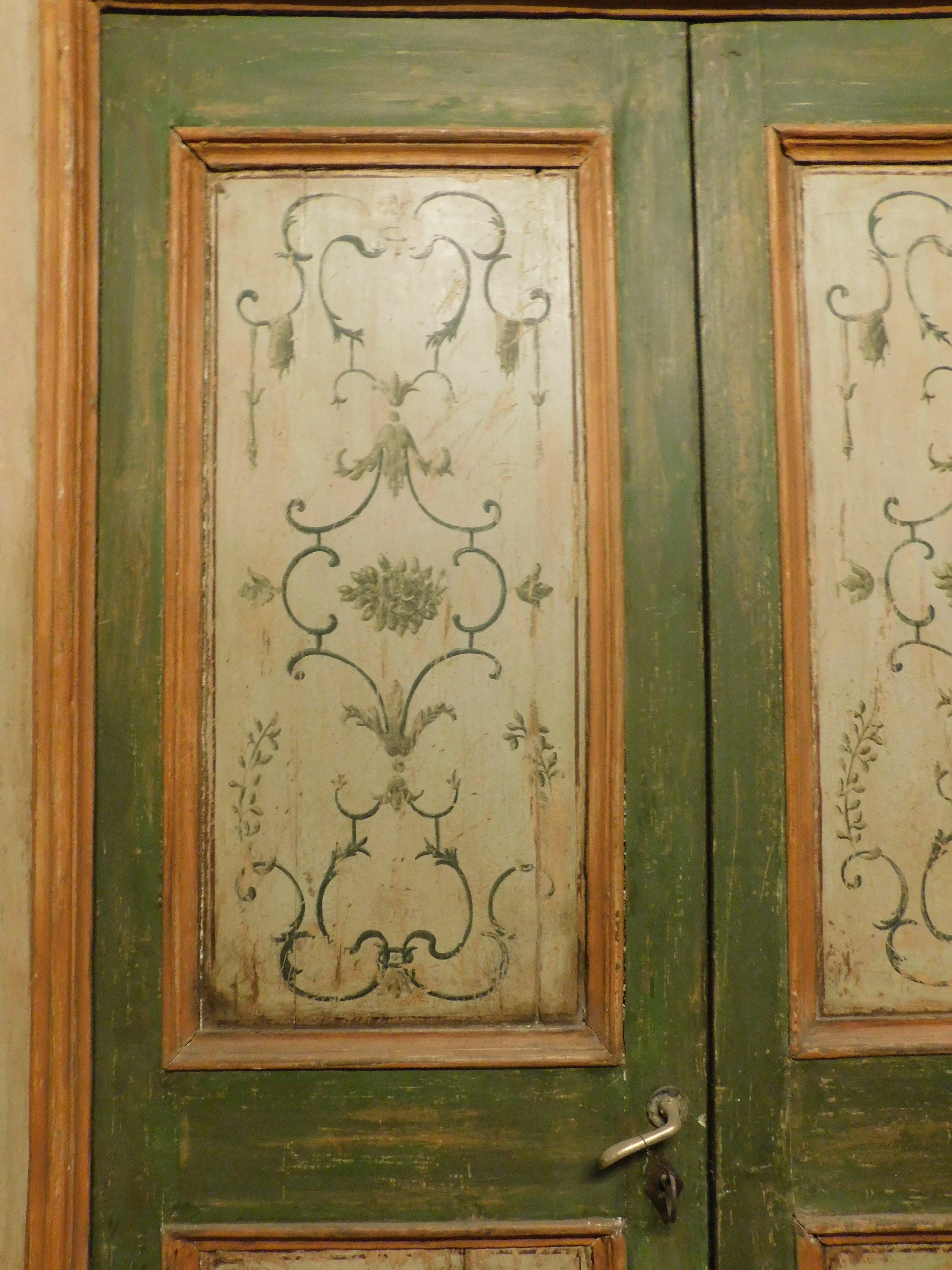 Porta a due ante laccata, con pannelli dipinti con decorazioni floreali, Italia In condizioni buone in vendita a Cuneo, Italy (CN)