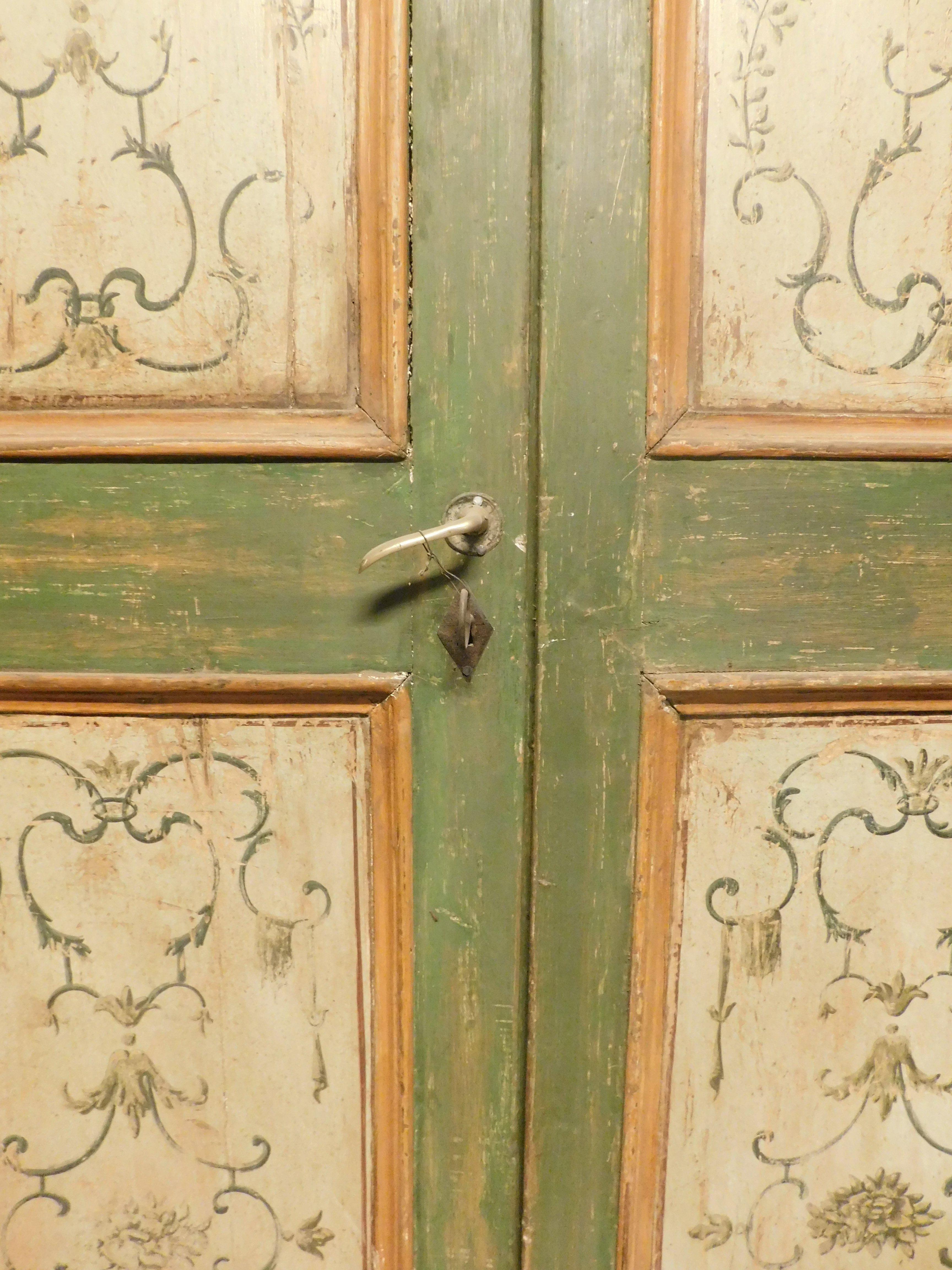Fino al XVIII secolo Porta a due ante laccata, con pannelli dipinti con decorazioni floreali, Italia in vendita