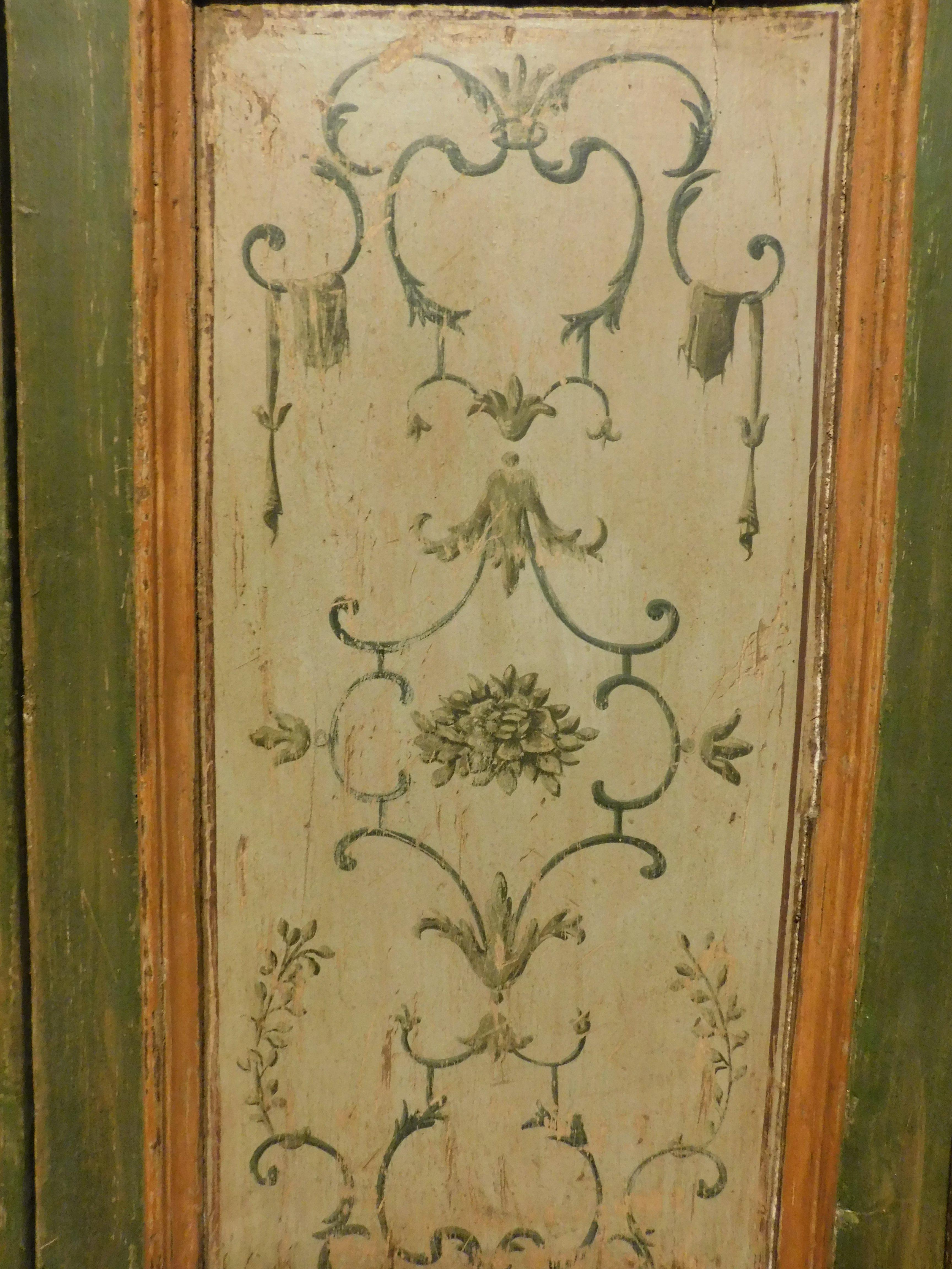 Pioppo Porta a due ante laccata, con pannelli dipinti con decorazioni floreali, Italia in vendita