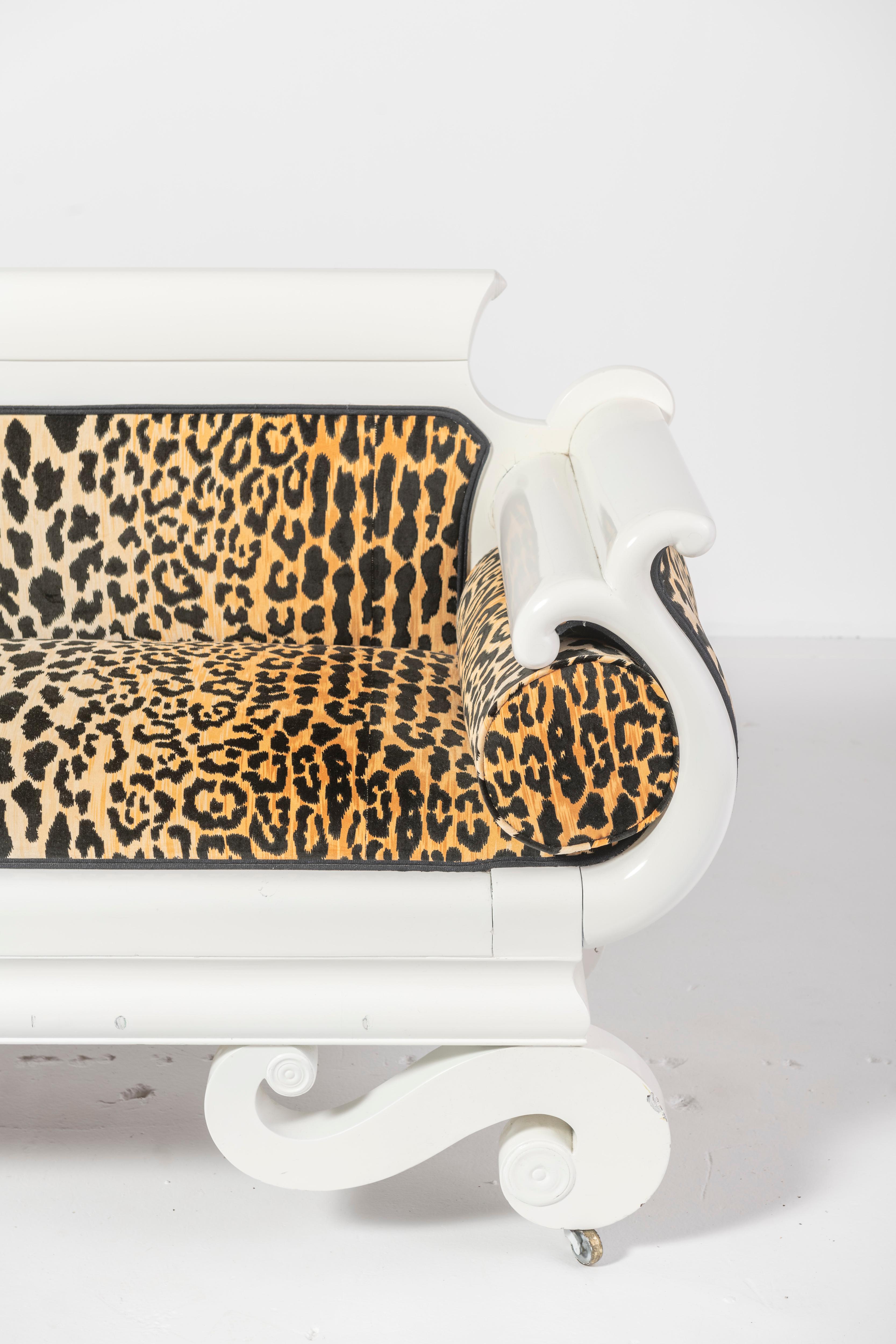 Américain Canapé laqué de style Empire avec tissu léopard en vente