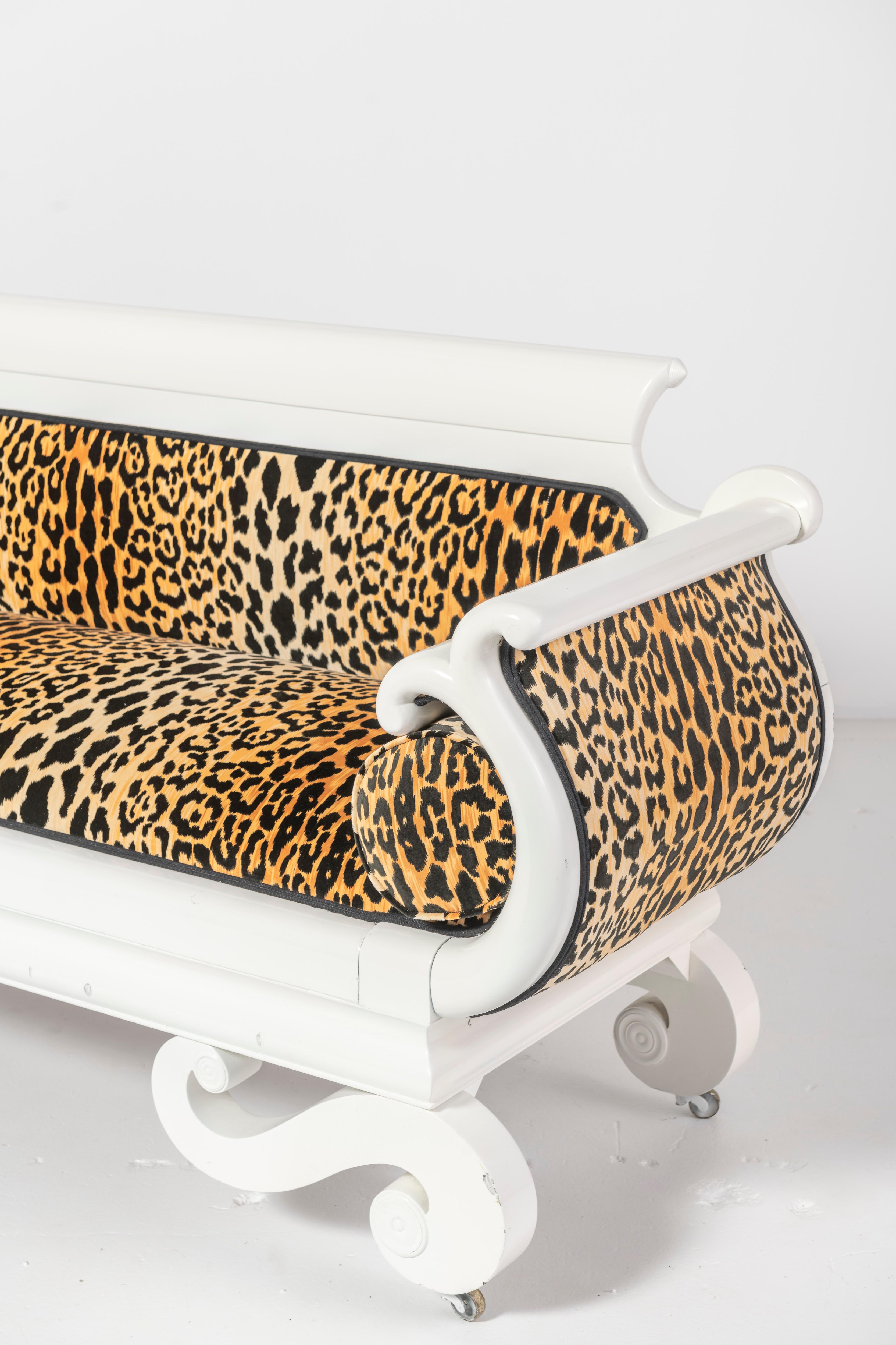 Canapé laqué de style Empire avec tissu léopard Bon état - En vente à San Francisco, CA