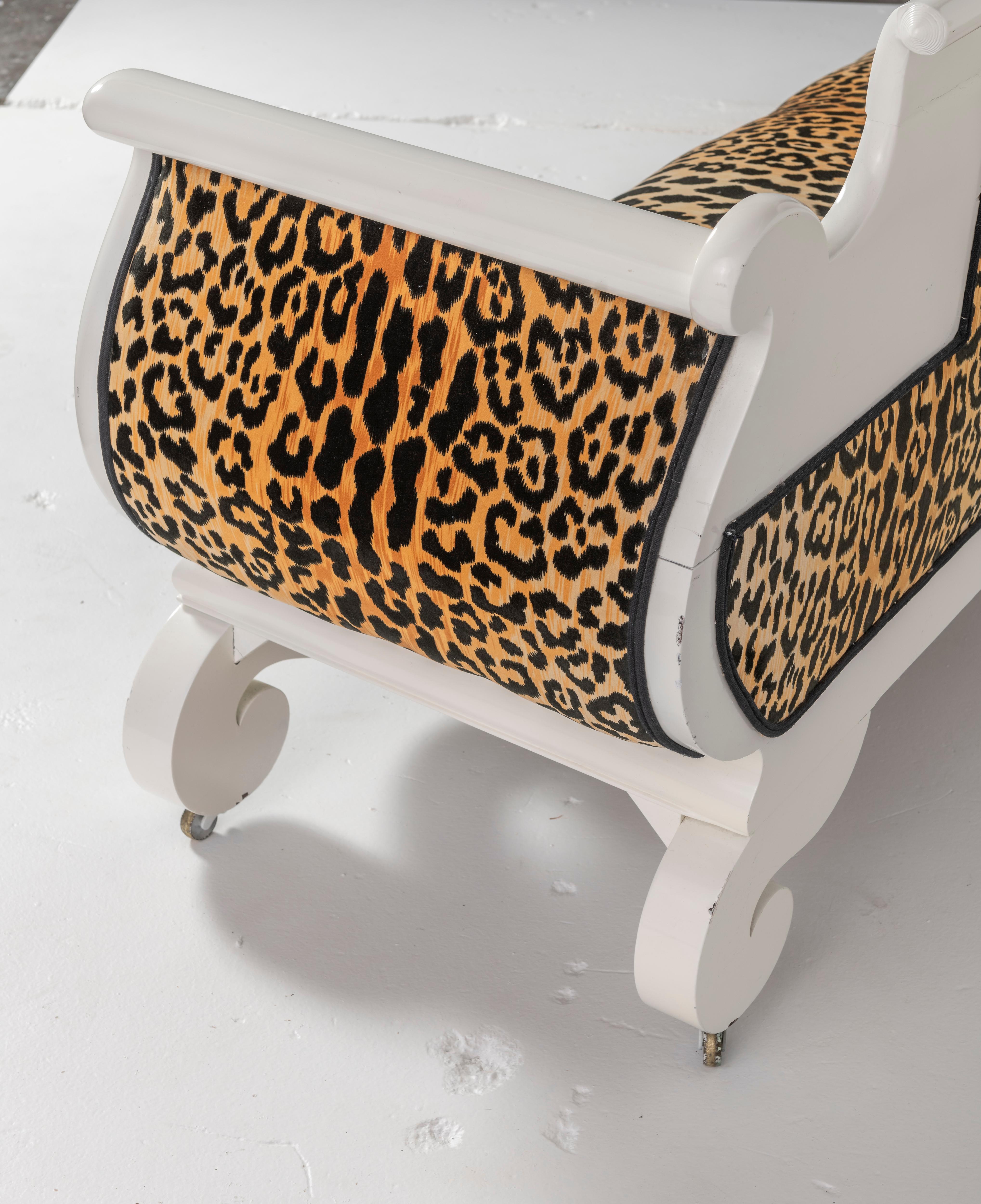 Milieu du XXe siècle Canapé laqué de style Empire avec tissu léopard en vente