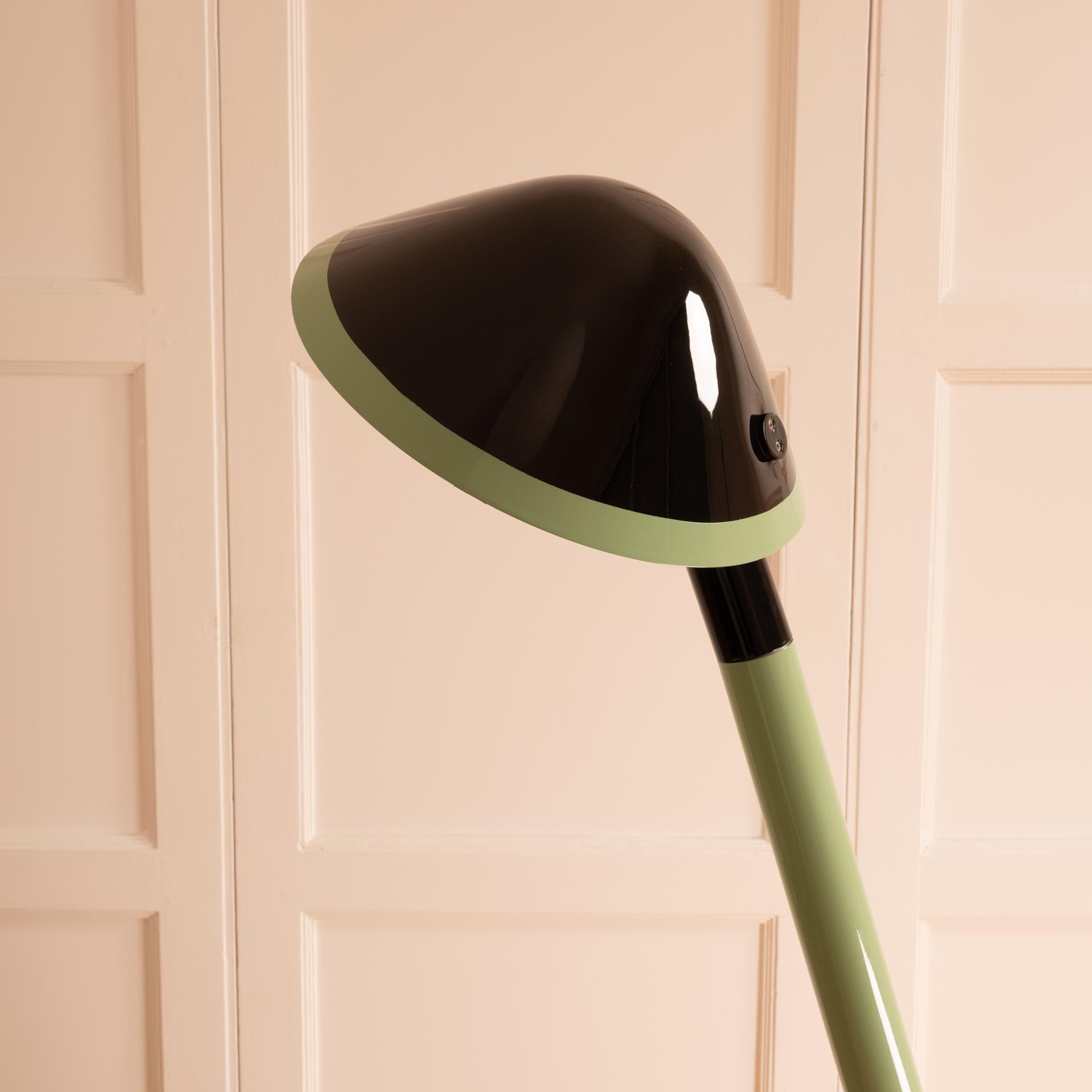 Lacquered floor lamp - the man who leans - France 1970 For Sale 6