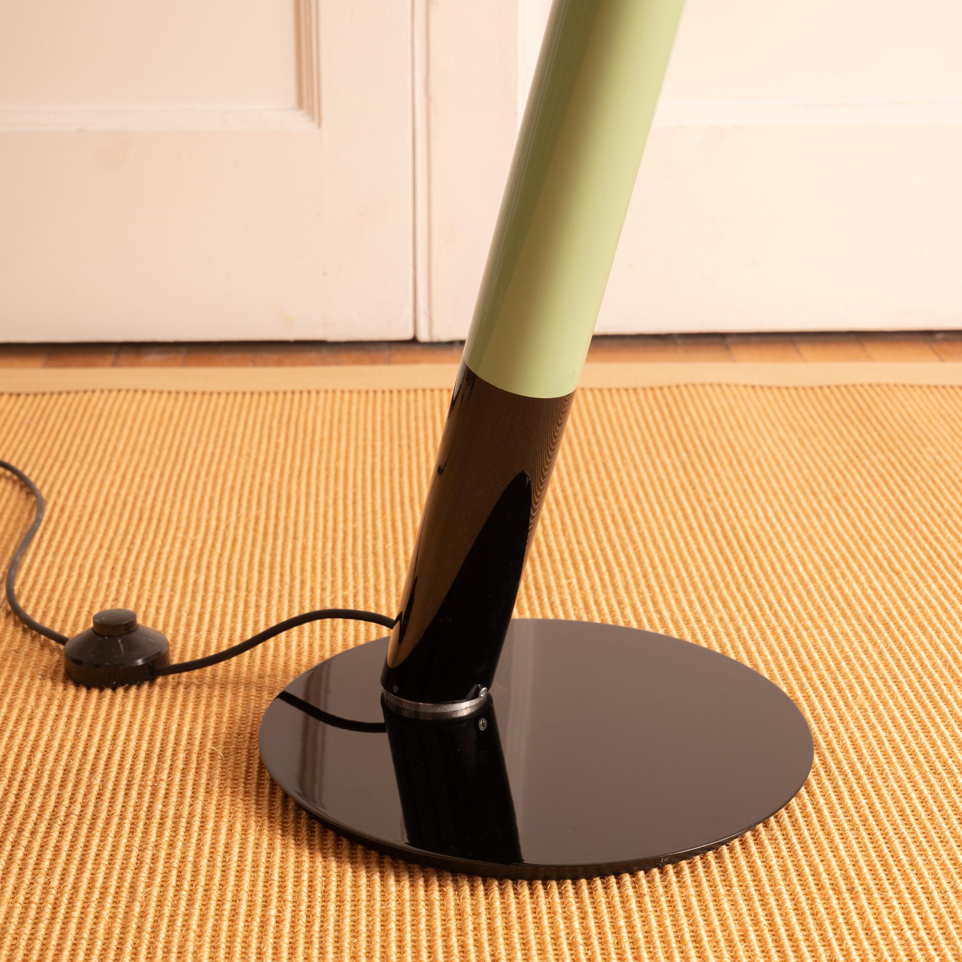 Lacquered floor lamp - the man who leans - France 1970 For Sale 7