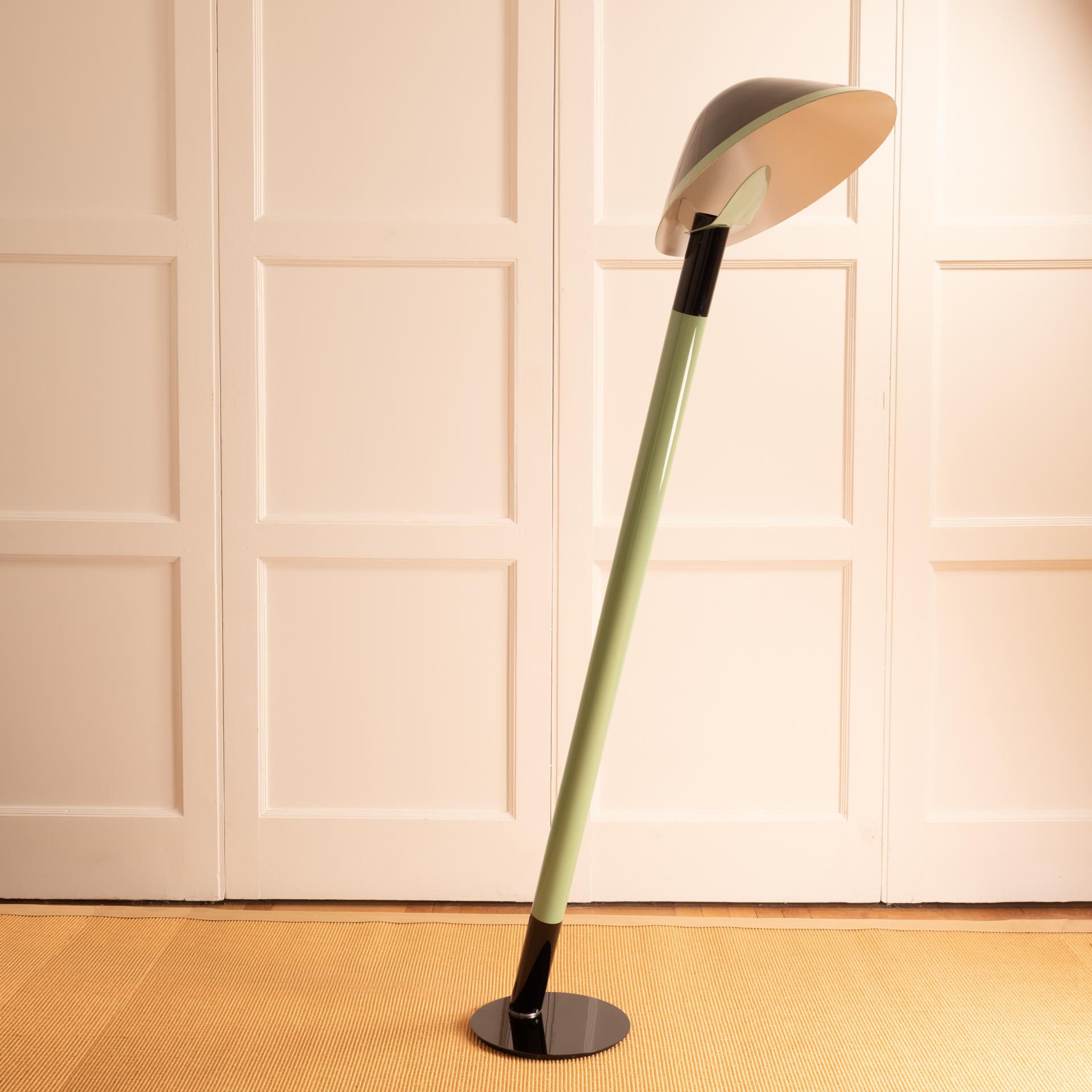 Lacquered floor lamp - the man who leans - France 1970 For Sale 1