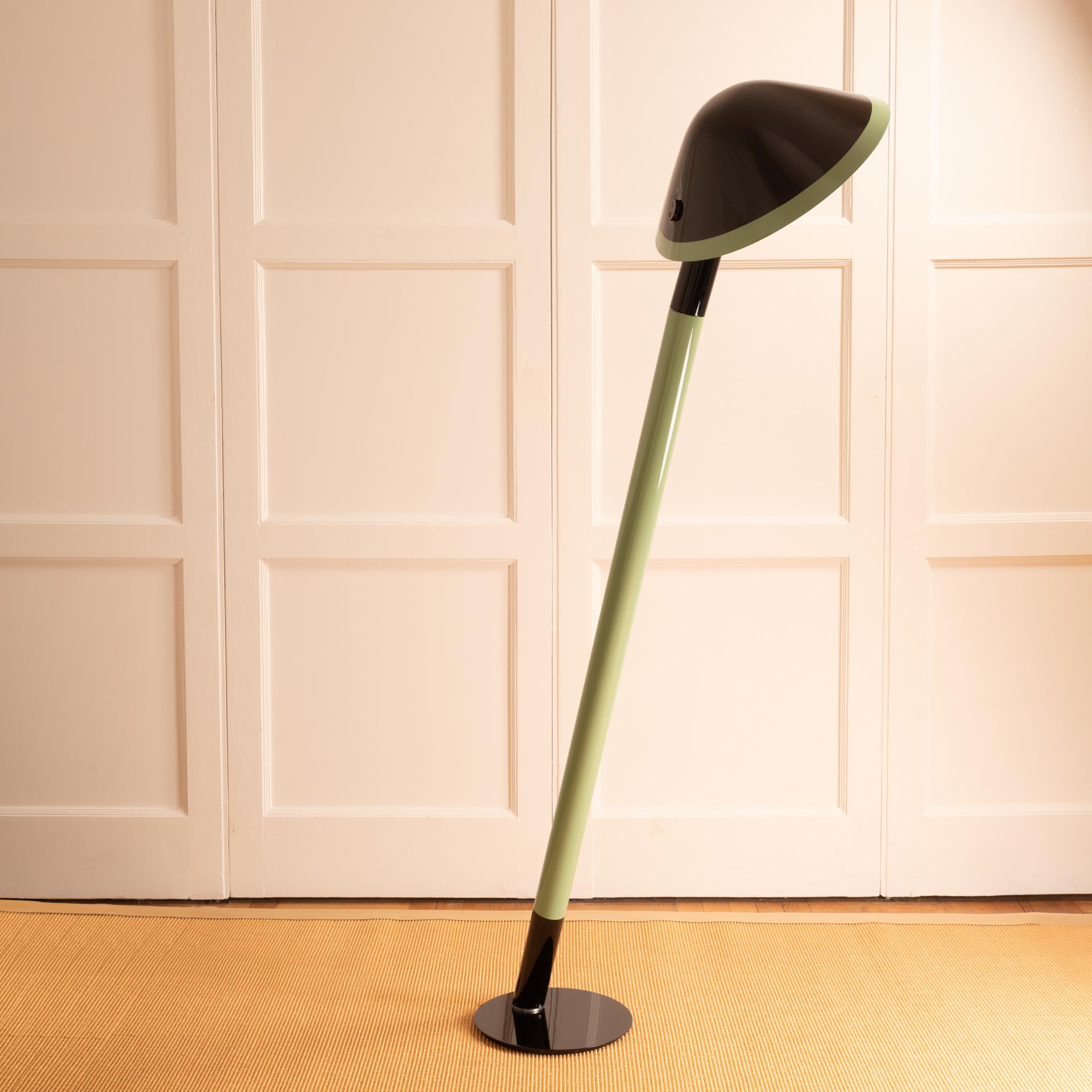 Lacquered floor lamp - the man who leans - France 1970 For Sale 2