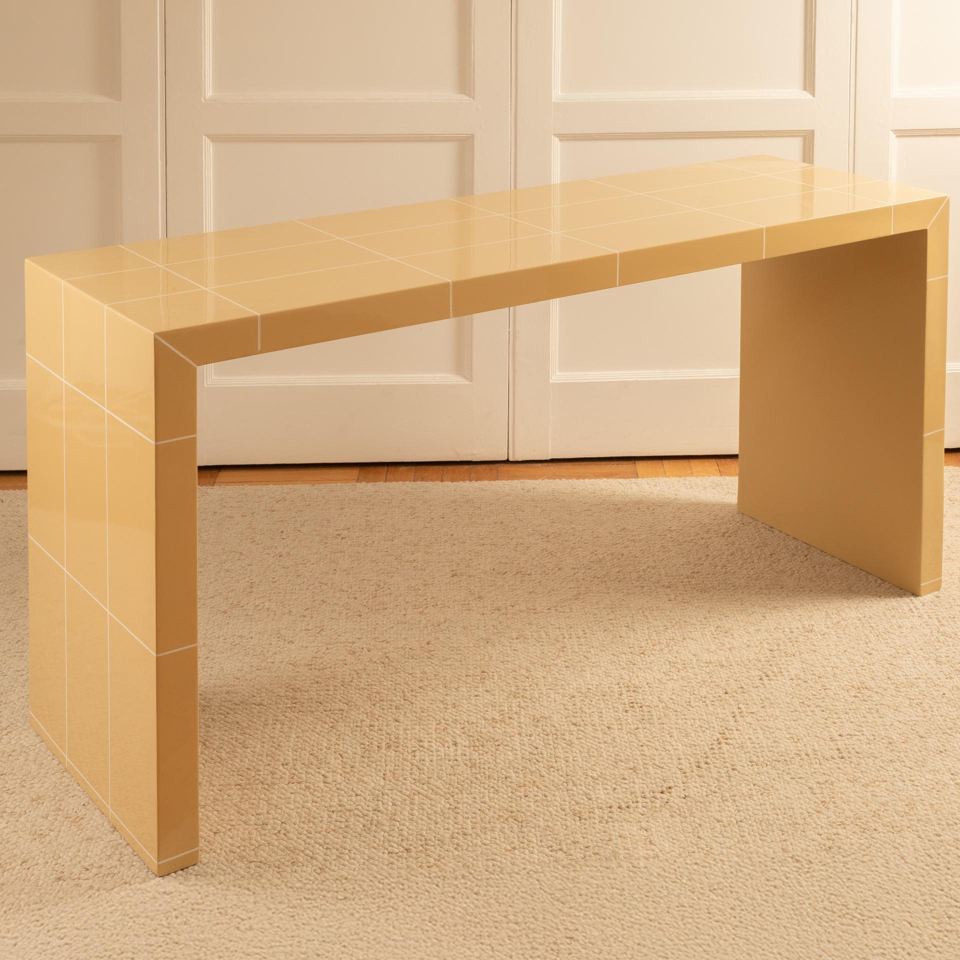 French lacquered console/desk, completely restored and redesigned, cream colored and squared in white. The crossed linear work of the lacquer is a contemporary artistic design which adds a modern touch to this console with ideal proportions from the