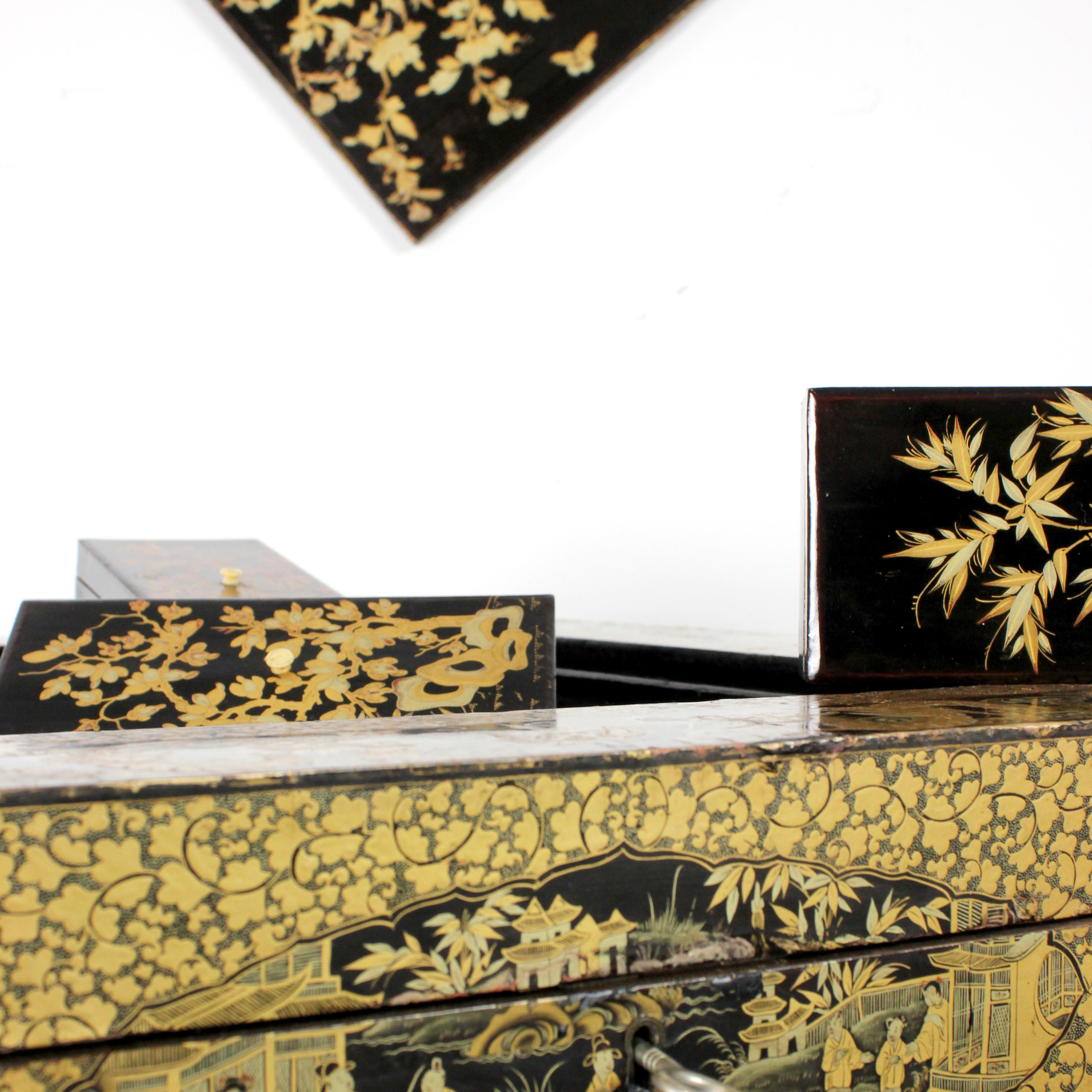 Lacquered game table with profuse decoration Qing Dynasty - China - 19th century en vente 3