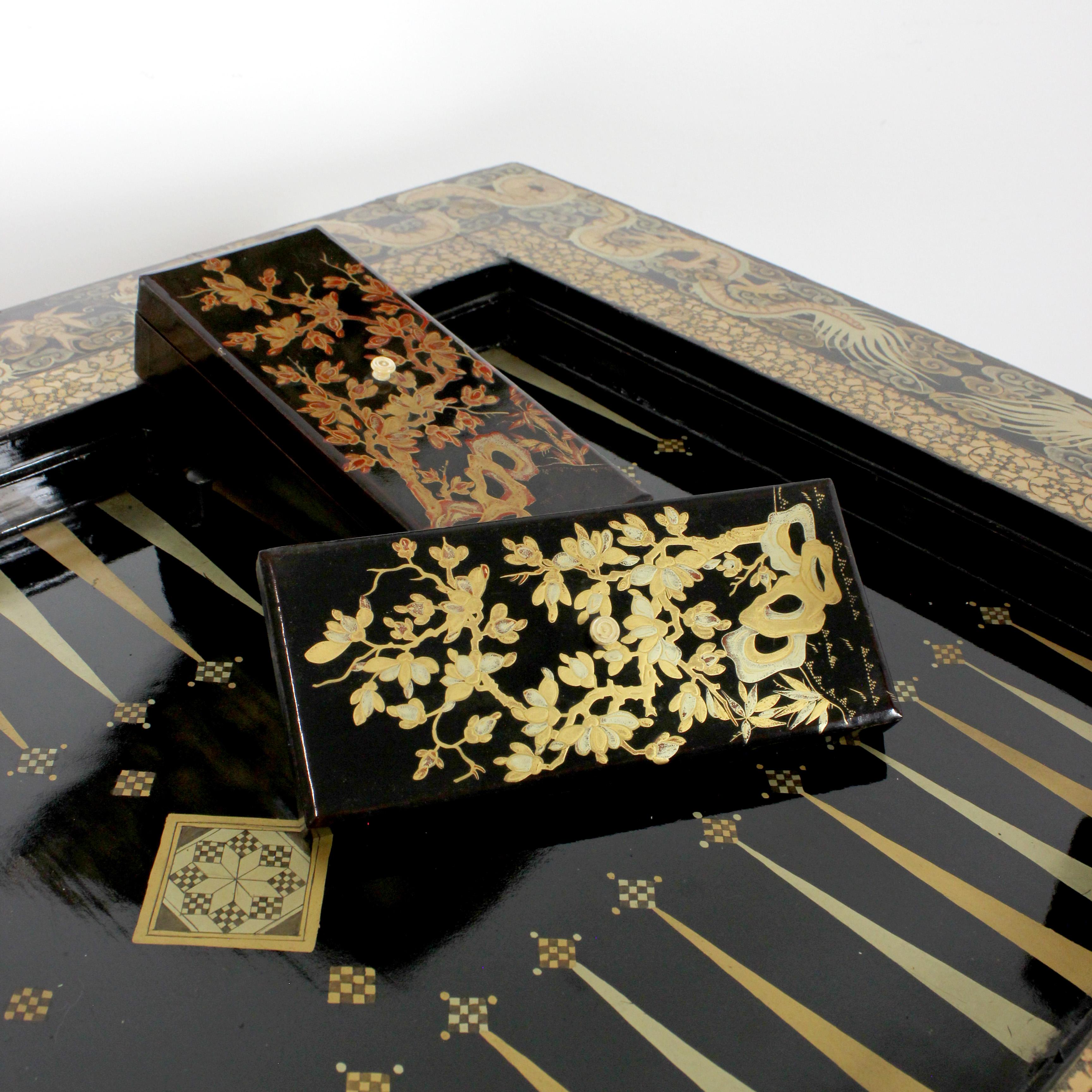 Lacquered game table with profuse decoration Qing Dynasty - China - 19th century en vente 4