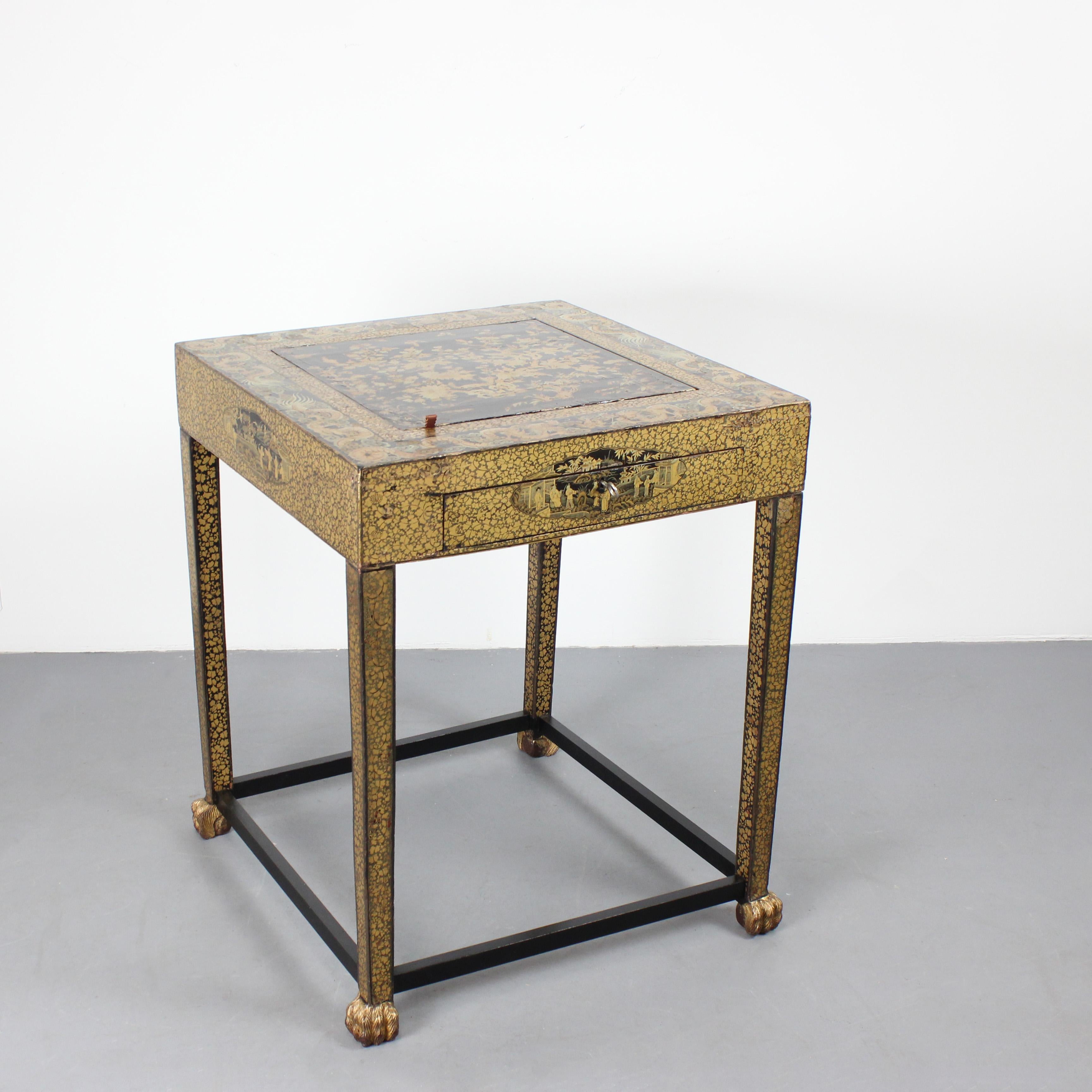 Lacquered game table with profuse decoration of floral motifs, animals, and folklore scenes - Qing Dynasty - China - 19th century

Removable central panel reveals a chessboard on the reverse and a recess containing a backgammon board. The frieze,