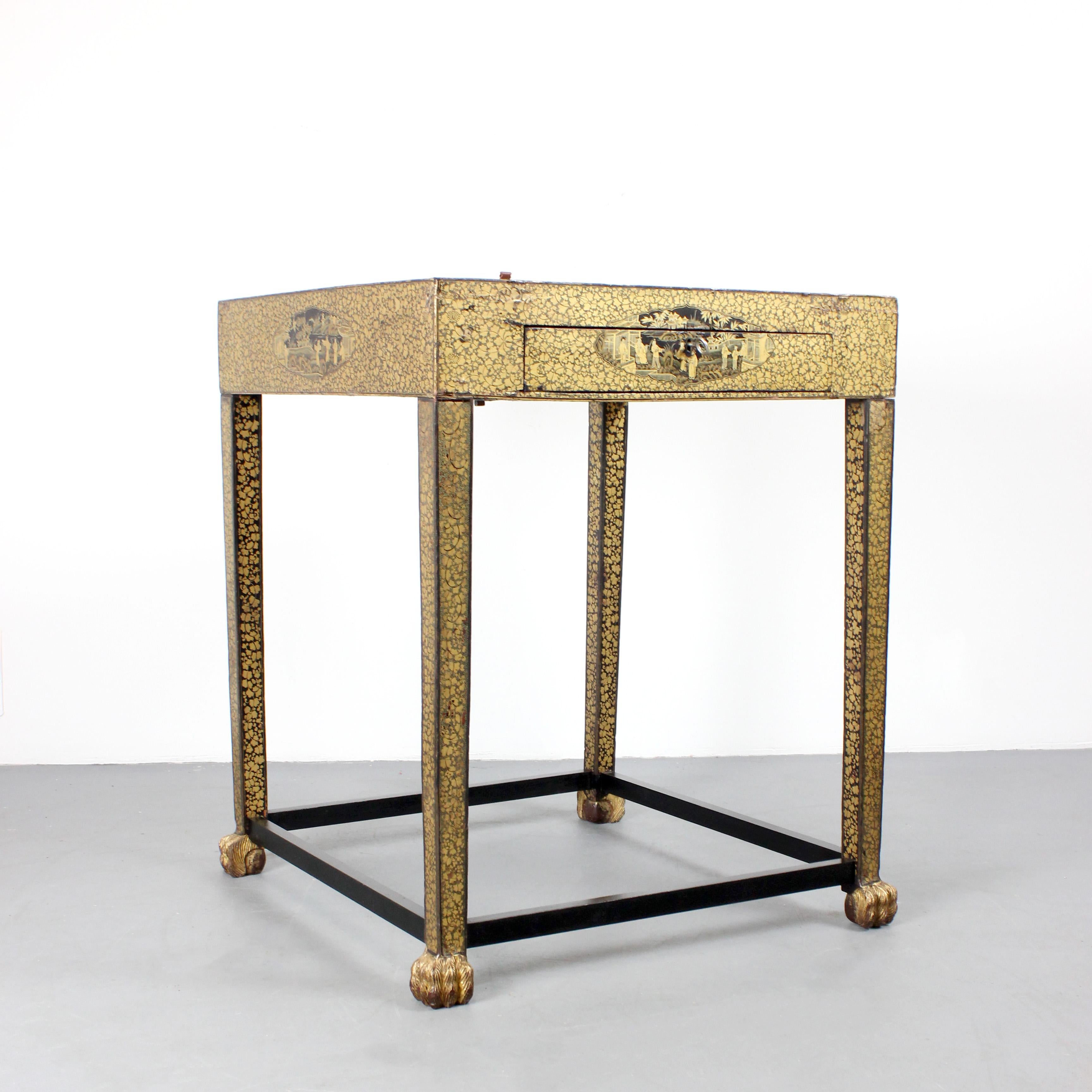 Chinois Lacquered game table with profuse decoration Qing Dynasty - China - 19th century en vente