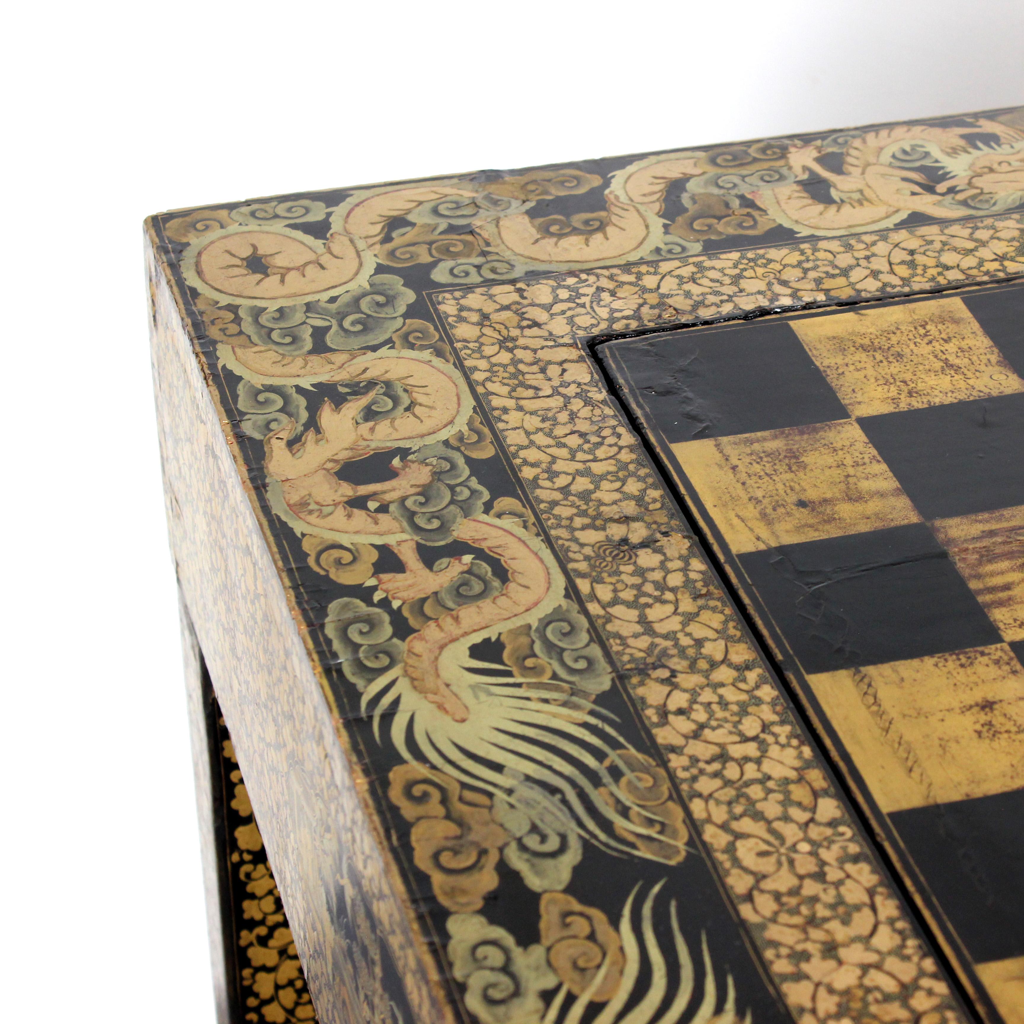 Bois Lacquered game table with profuse decoration Qing Dynasty - China - 19th century en vente