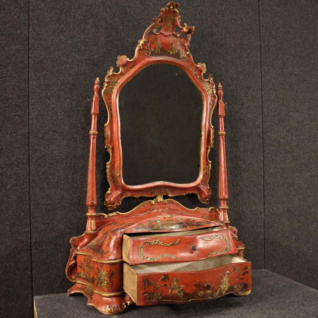 A beautiful lacquered and gilded Venetian dressing table, 20th century.

Venetian jewelry box / dressing table from the first half of the 20th century. Furniture in lacquered and gilded wood with chinoiserie decorations with oriental characters of