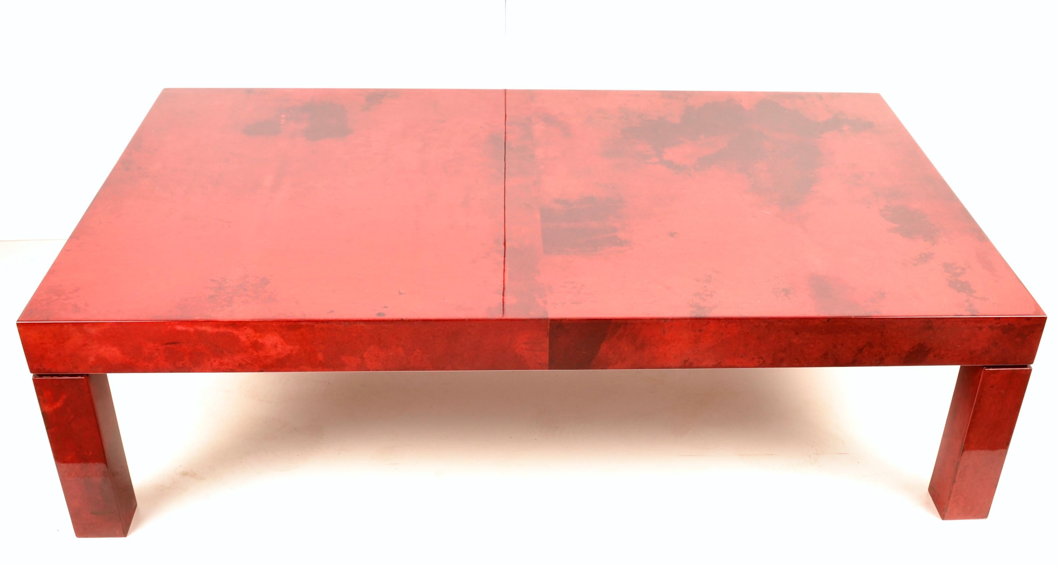 Cette couleur rouge ! Si frappant et si riche. Nouvellement laquée en haute brillance, cette table de cocktail est d'une taille parfaite et très glamour. Attribué au célèbre designer Aldo Tura.