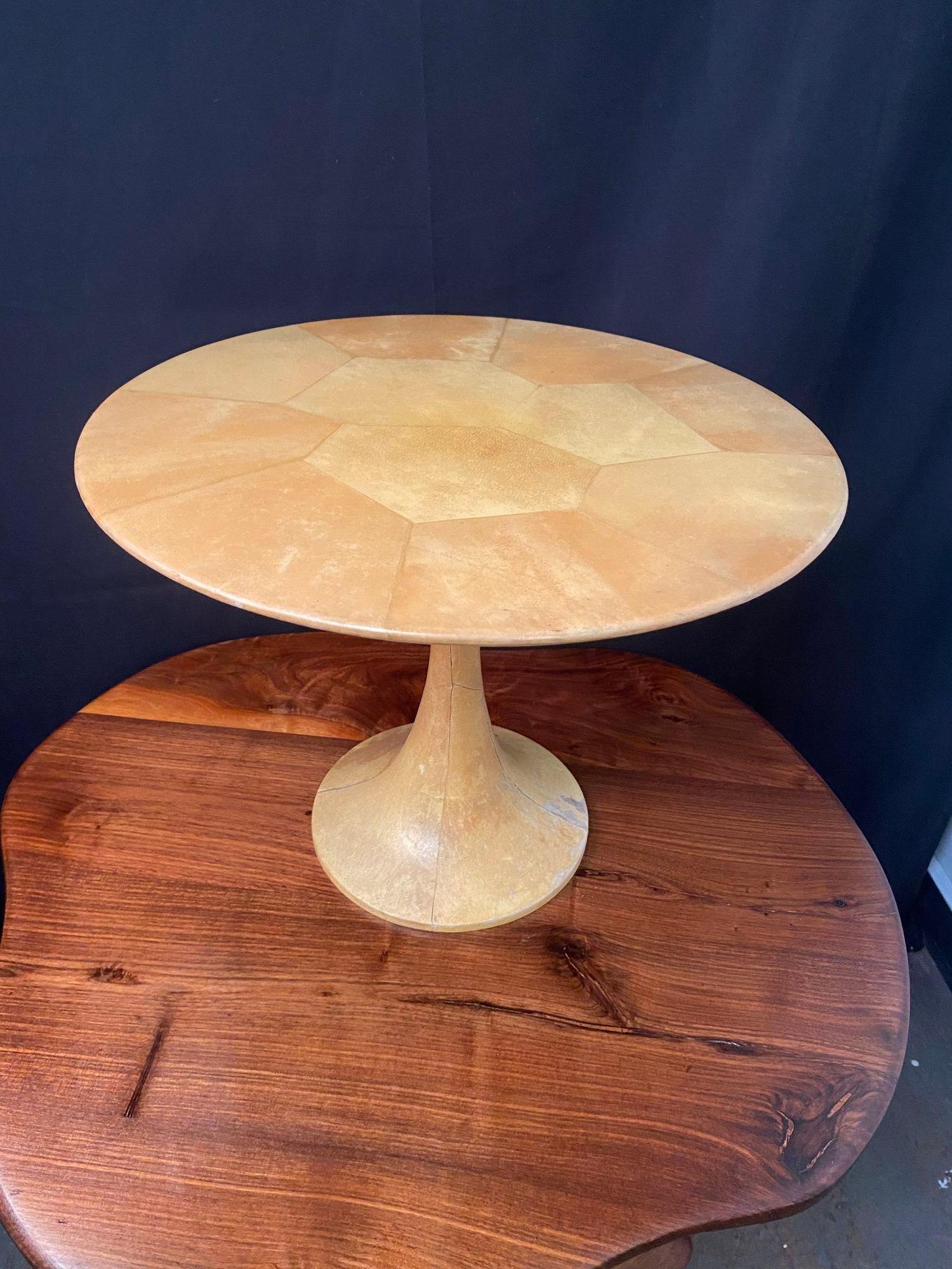 Una fantástica mesa con pedestal de piel de cabra lacada de Manna de Nápoles, Italia, hacia 1950. Perfecto para exponer y destacar un objeto especial. Mide poco menos de 30 cm de pie y 25 cm en la parte superior.