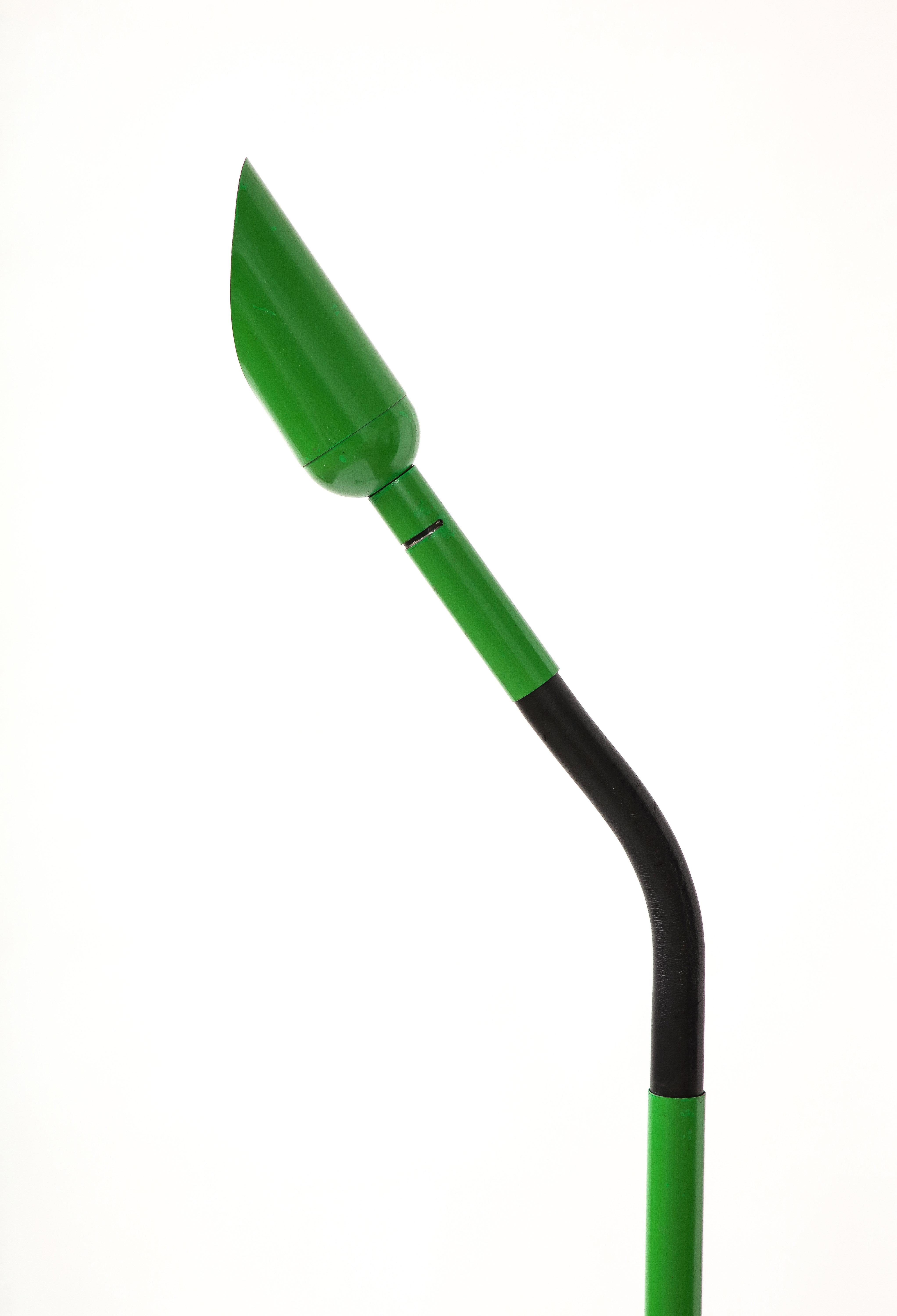 Lampadaire en métal vert laqué, Italie, vers 1970 Excellent état - En vente à New York City, NY