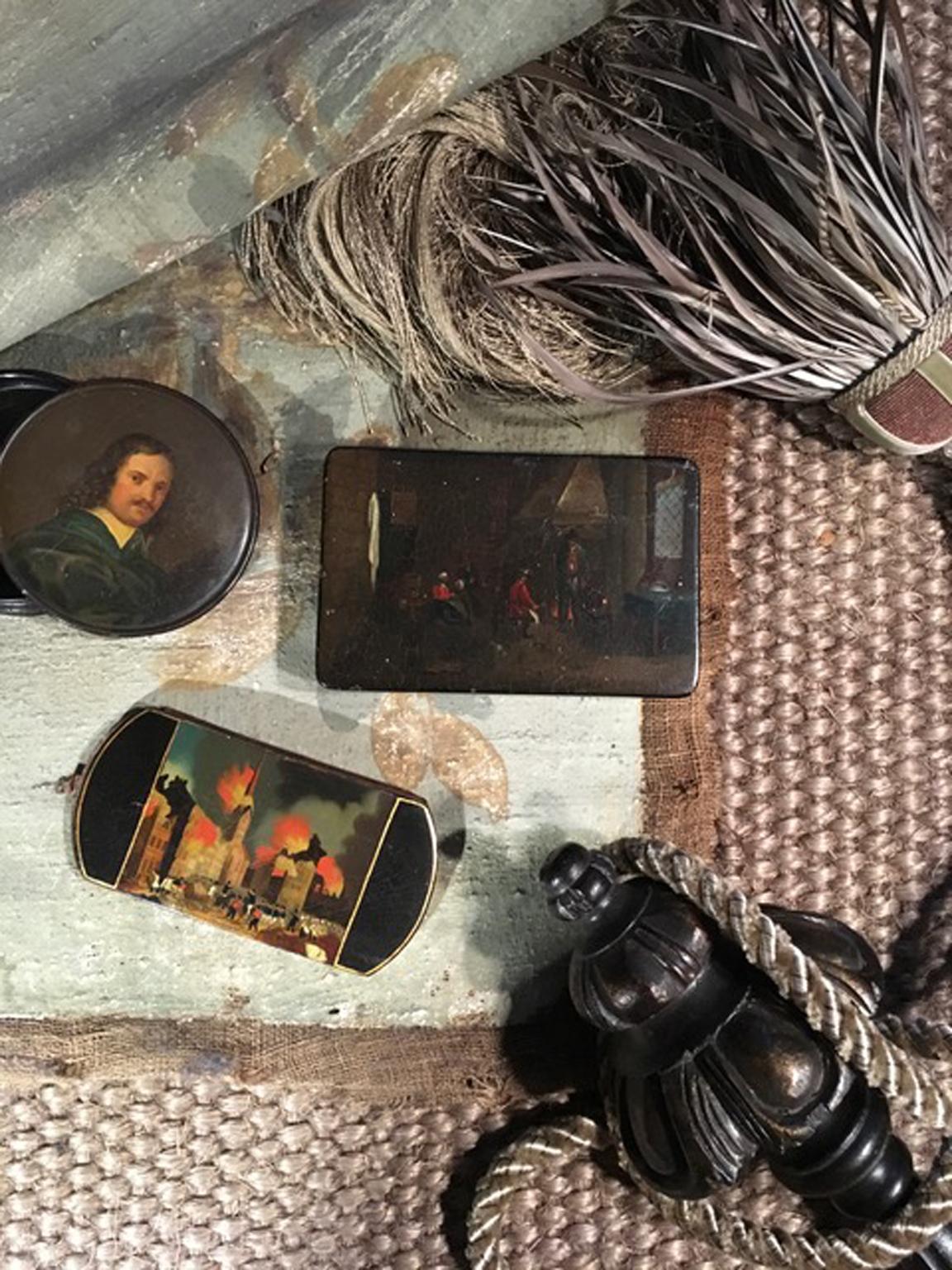 Tabatière décorative en bois laqué du milieu du 19e siècle Noir en vente 5