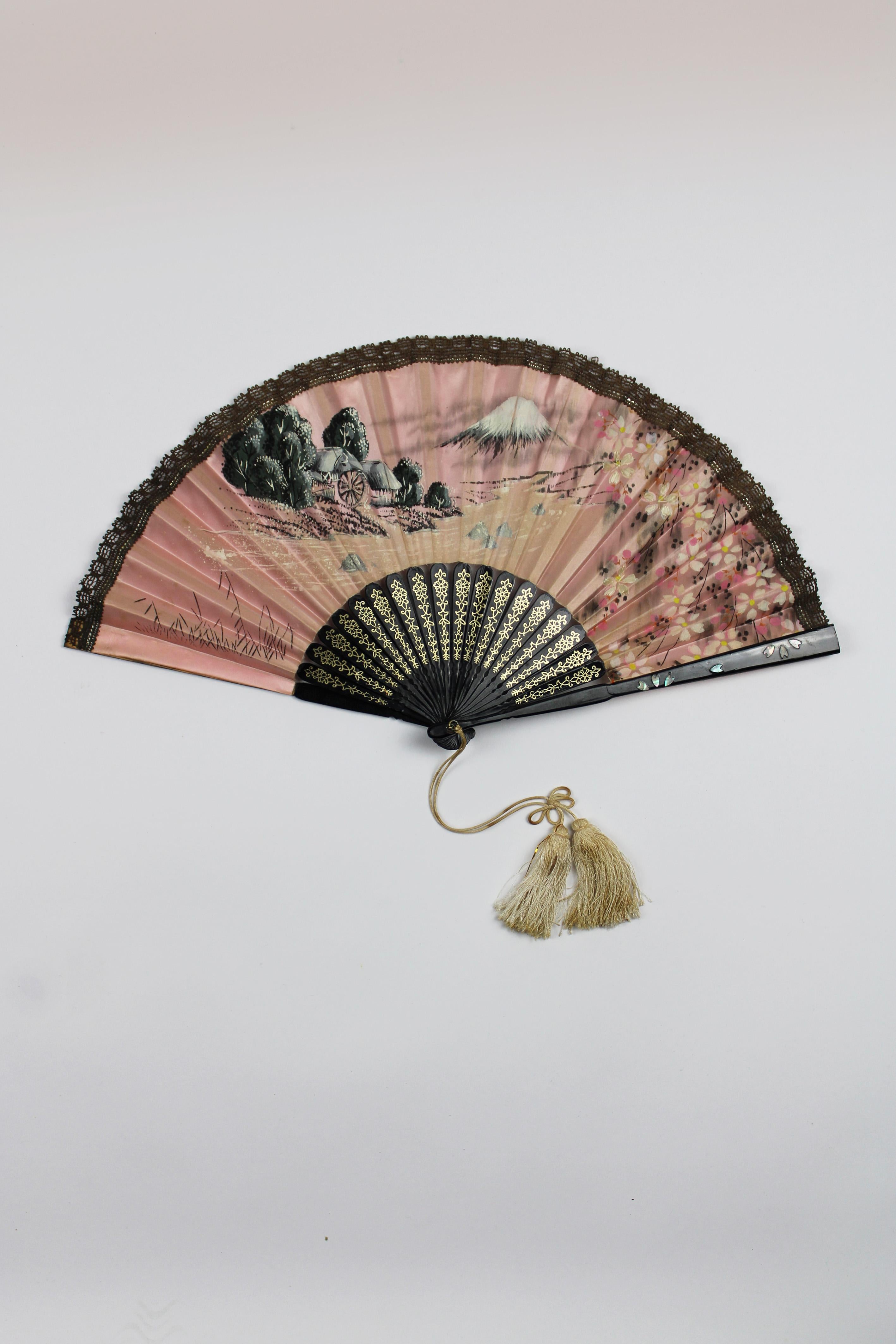 Napoleon III Lacquered Handfan Handpainted Landscape Mount Fuji Mother of Pearl Japan 1900 For Sale