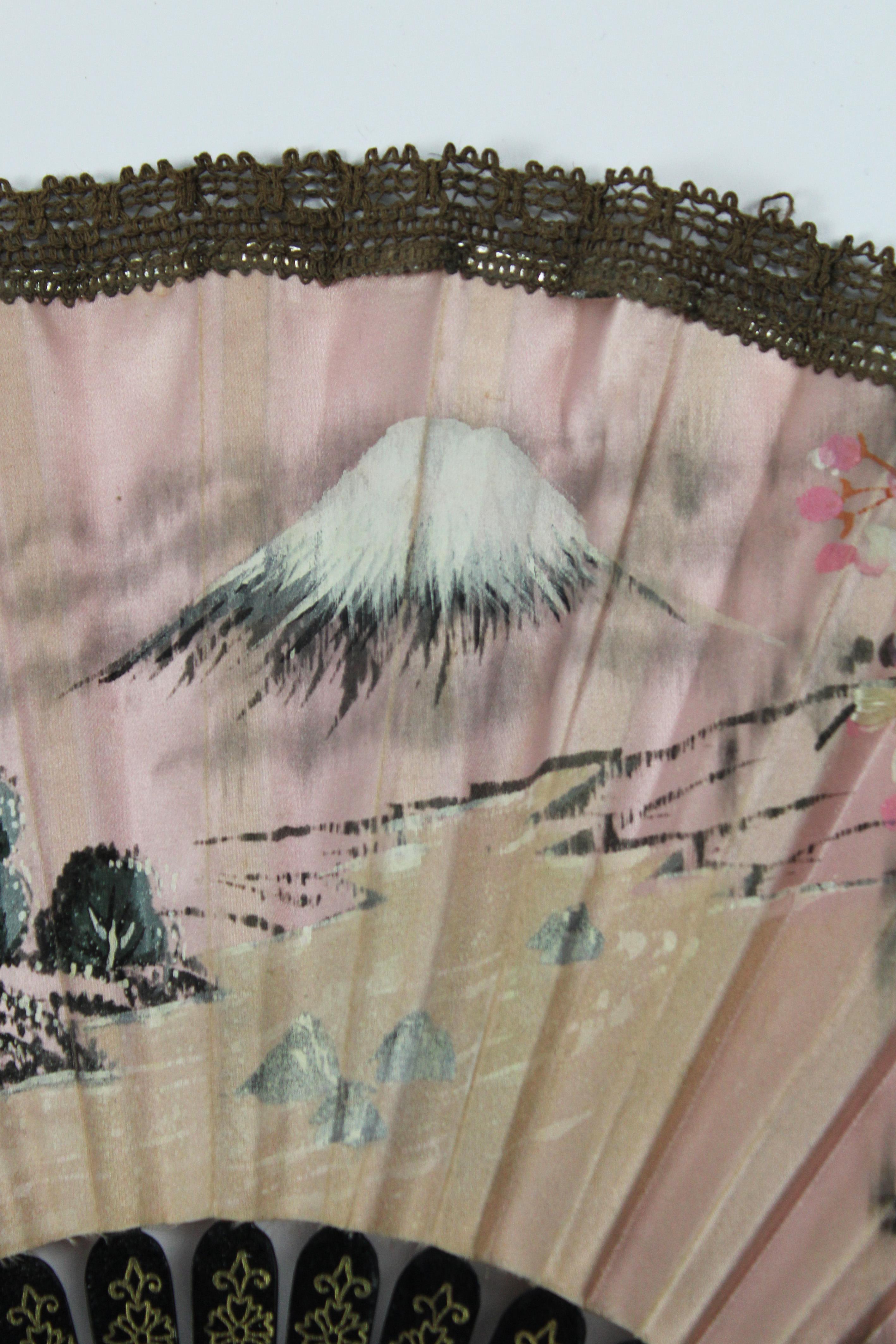 Lacquered Handfan Handpainted Landscape Mount Fuji Mother of Pearl Japan 1900 In Good Condition For Sale In Antwerpen, BE