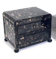 Table de nuit ou d'appoint en corne laquée