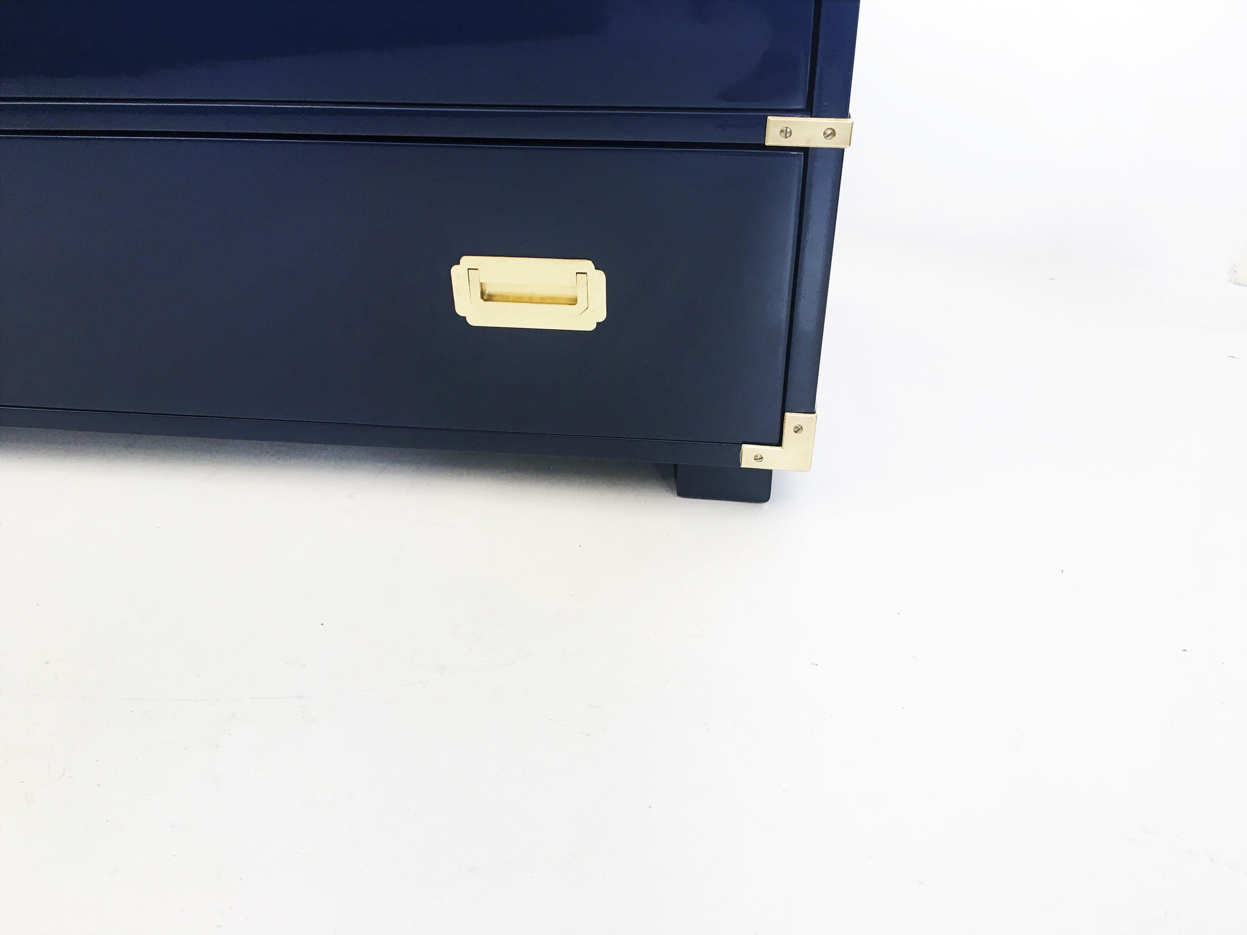 Lackierte Kommode mit sieben Schubladen im königsblauen Campaign-Stil im Zustand „Gut“ im Angebot in Dallas, TX