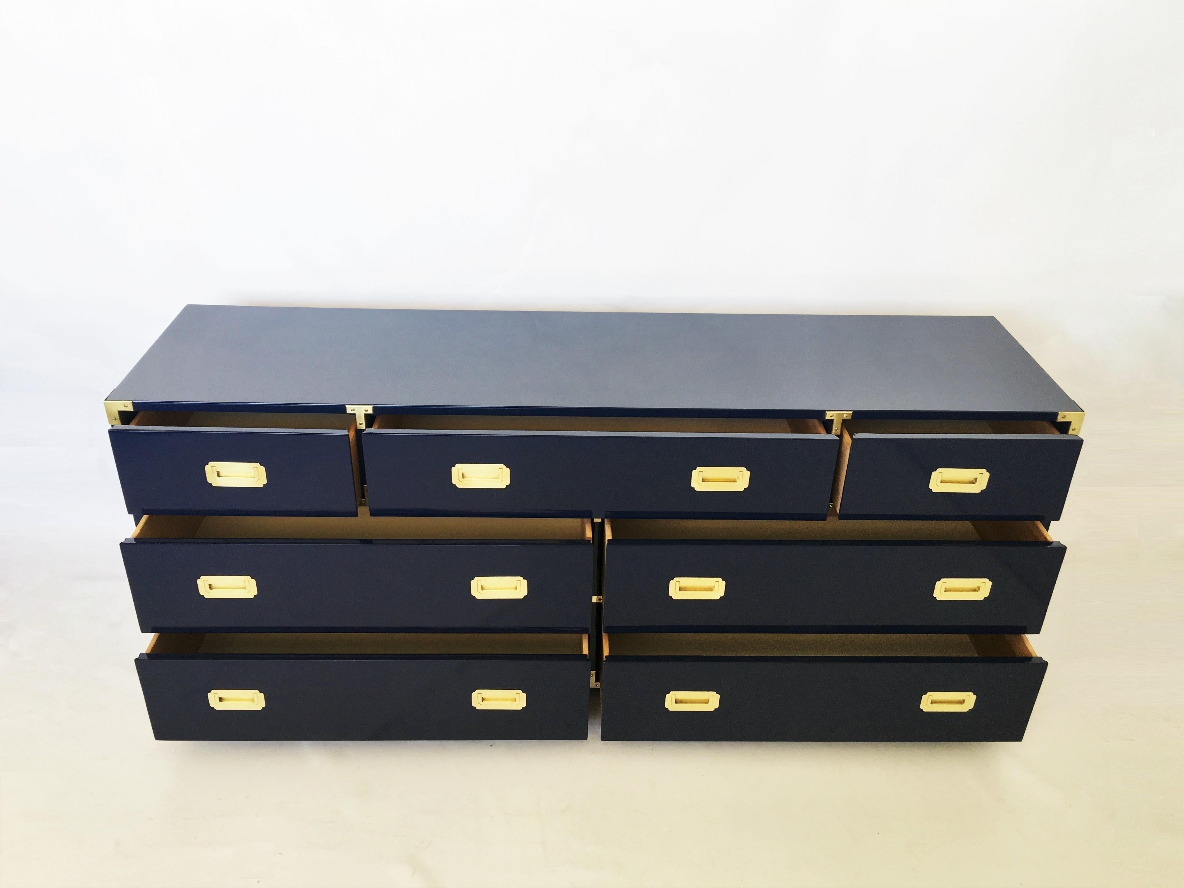 Lackierte Kommode mit sieben Schubladen im königsblauen Campaign-Stil (Ende des 20. Jahrhunderts) im Angebot