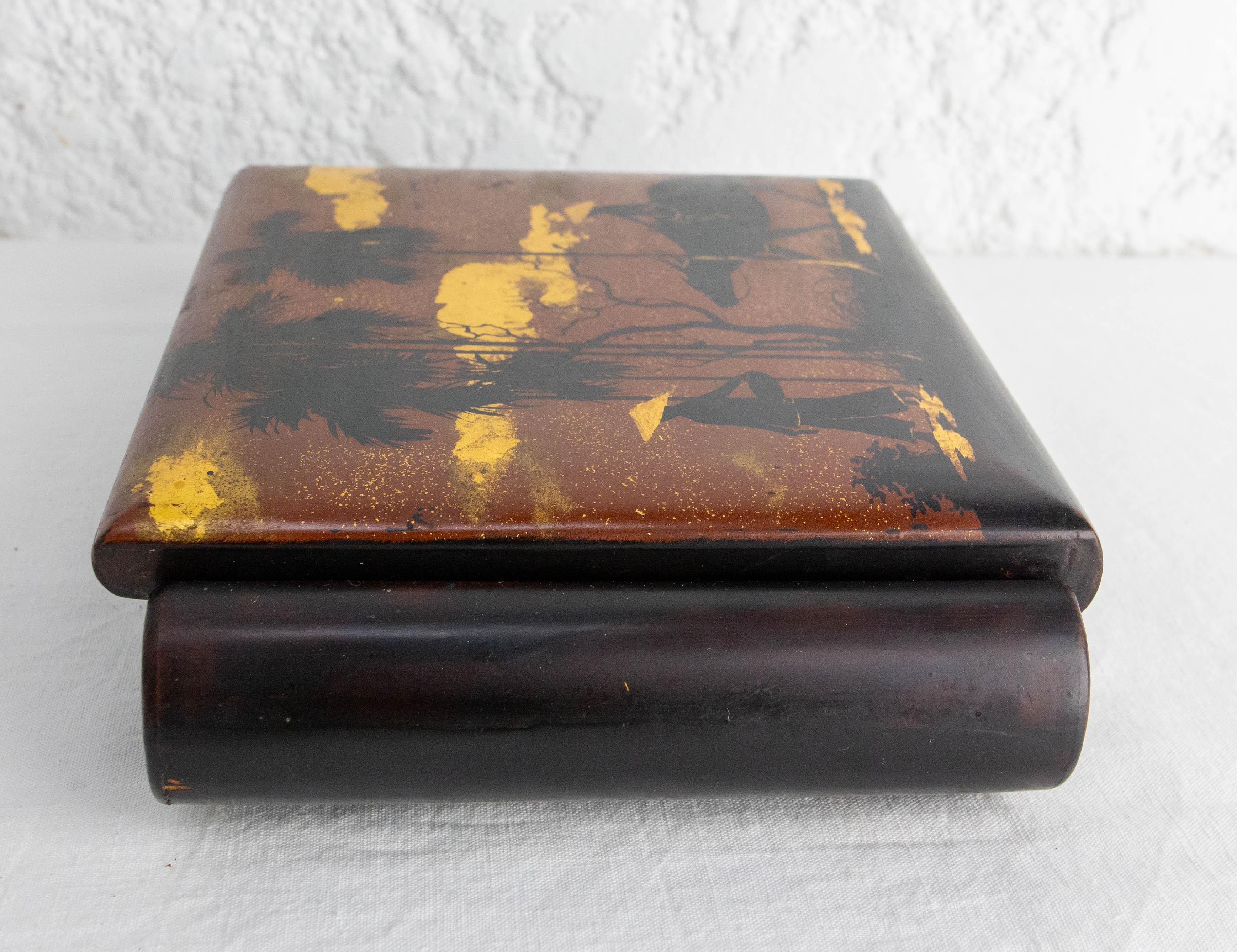 Lacquered Jewels Box, Scene of Rural Life Wood Velvet & Mirror, Vietnam, c 1960 In Good Condition For Sale In Labrit, Landes