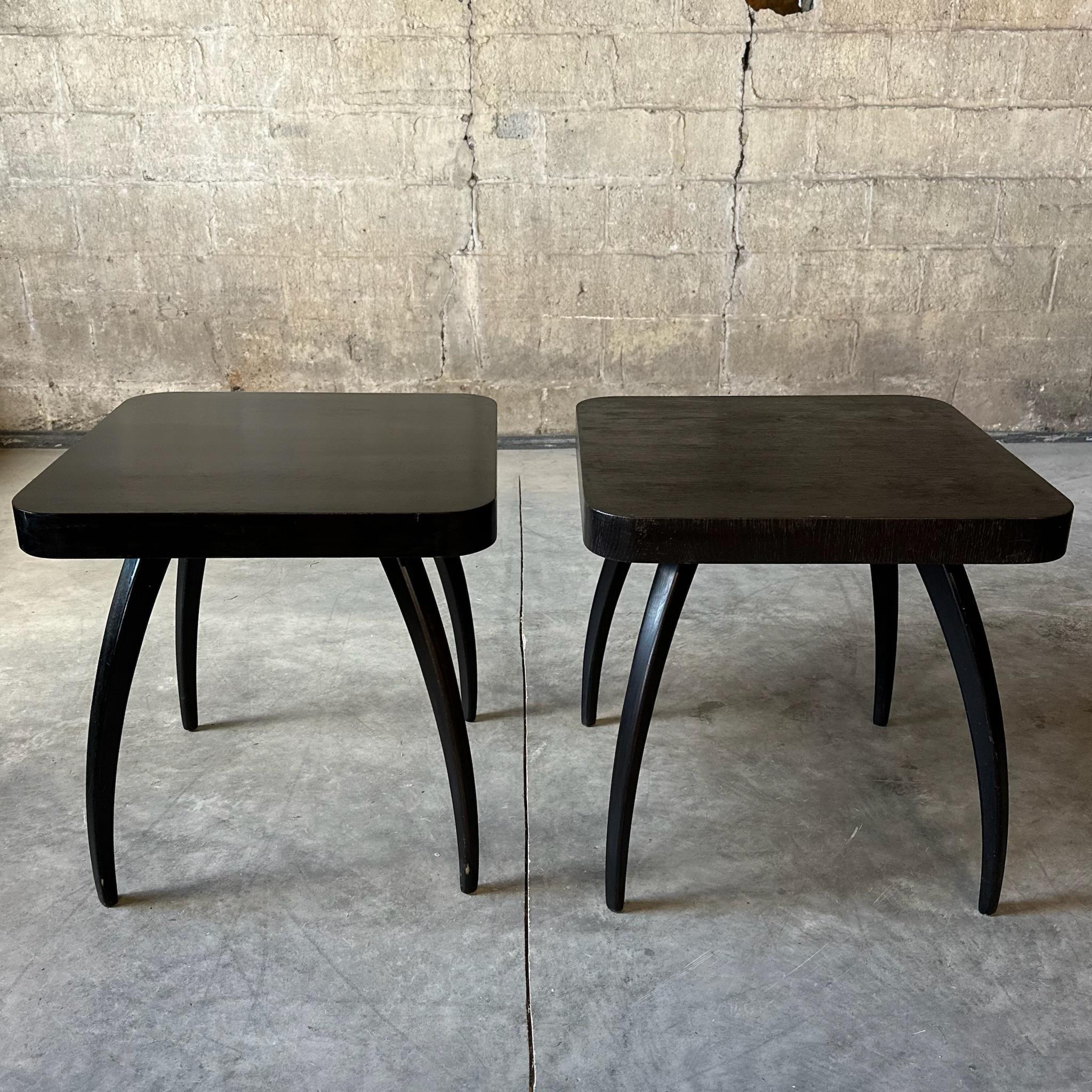 Paire de tables d'appoint Jindrich Halabala H259 'Spider'. Fraîchement laqué en noir. Un classique au look rafraîchi.