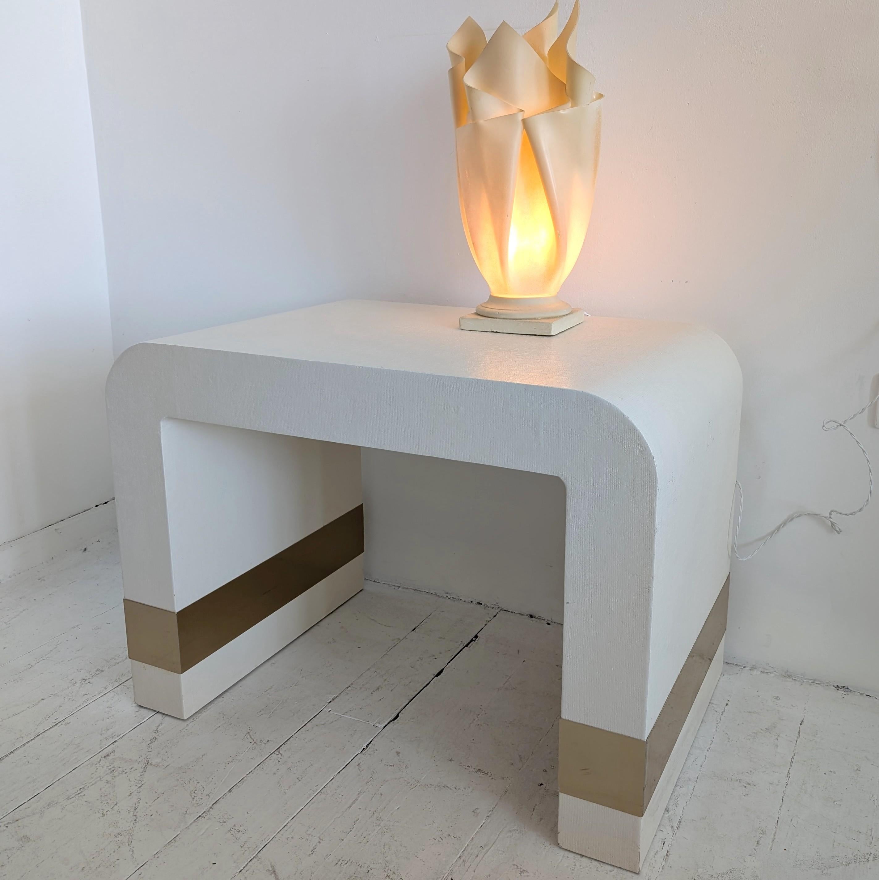Lacquered linen waterfall side or coffee table with gold metal bands, USA 1980s im Angebot 3
