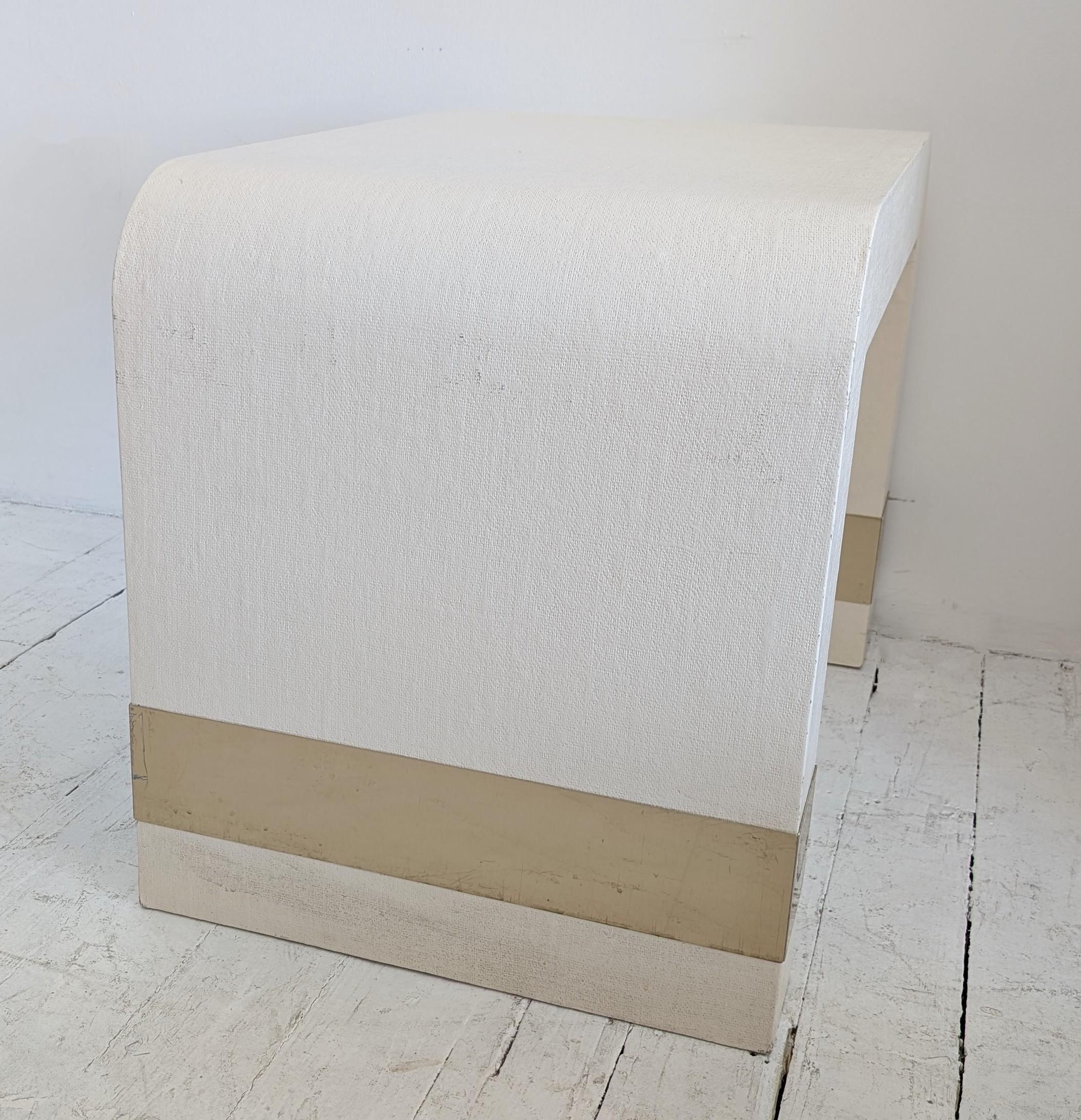 Lacquered linen waterfall side or coffee table with gold metal bands, USA 1980s im Angebot 4