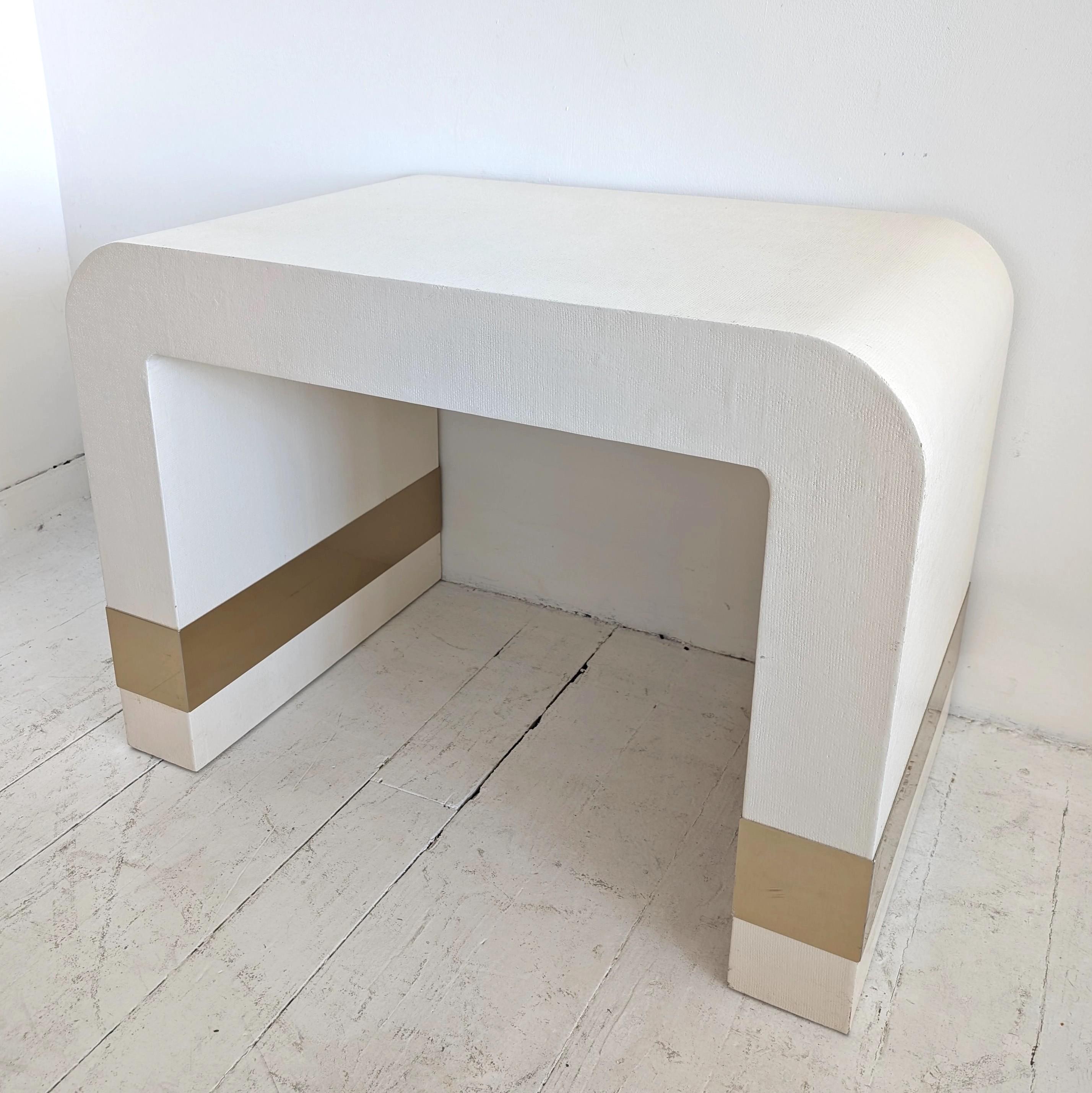 Lacquered linen waterfall side or coffee table with gold metal bands, USA 1980s (amerikanisch) im Angebot